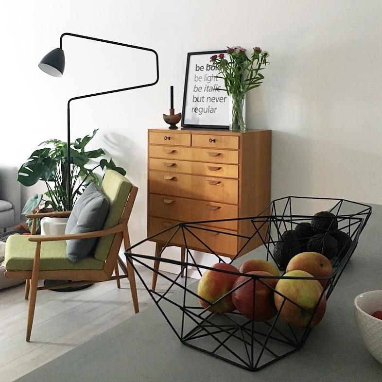 Blick ins Wohnzimmer #livingroom #blackandwhite #hygge #scandinaviandesign #easychair #design #midcentury 