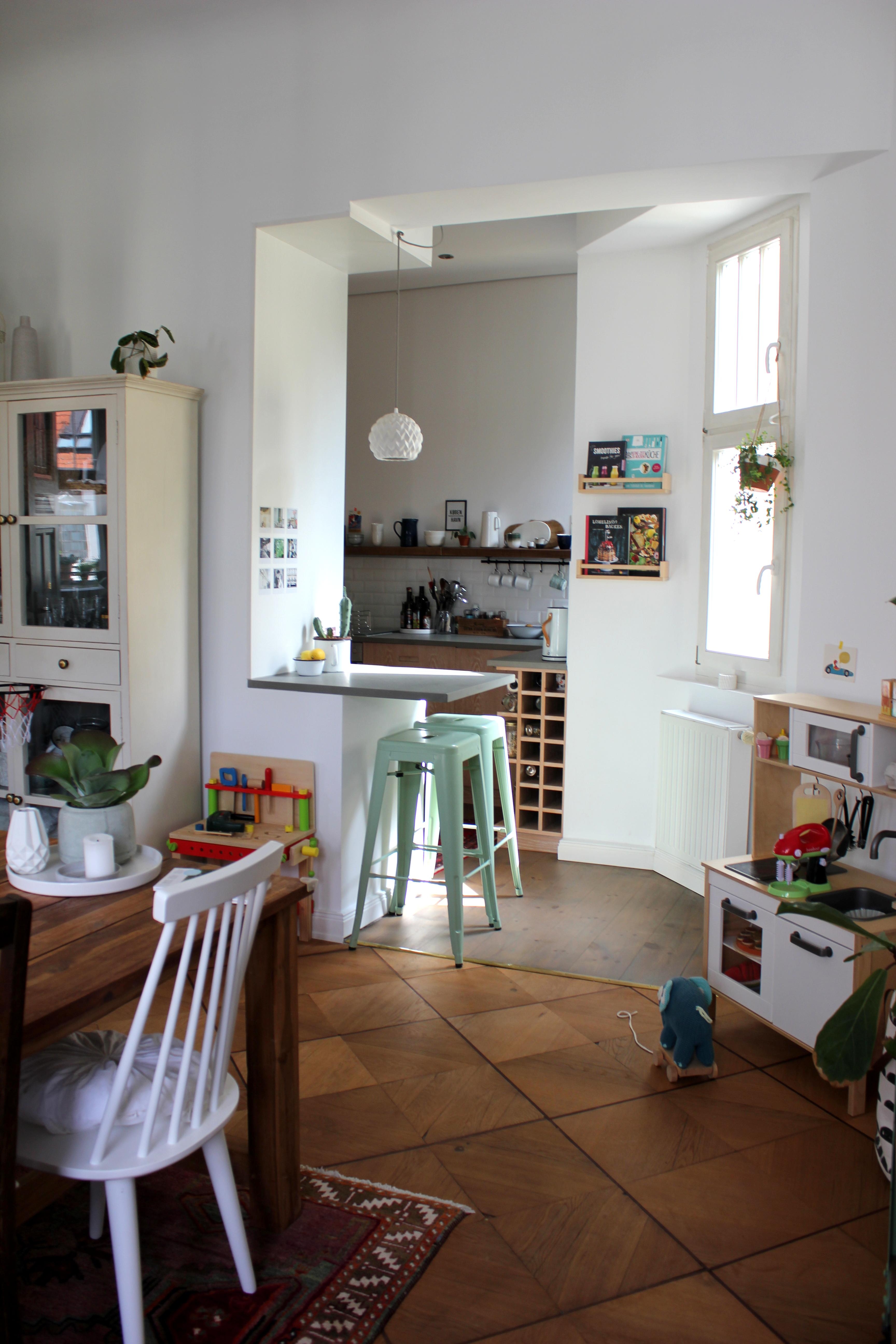 Blick vom Esszimmer zur Küche, zumindest halboffen :) #Esszimmer #Küche #Altbau
