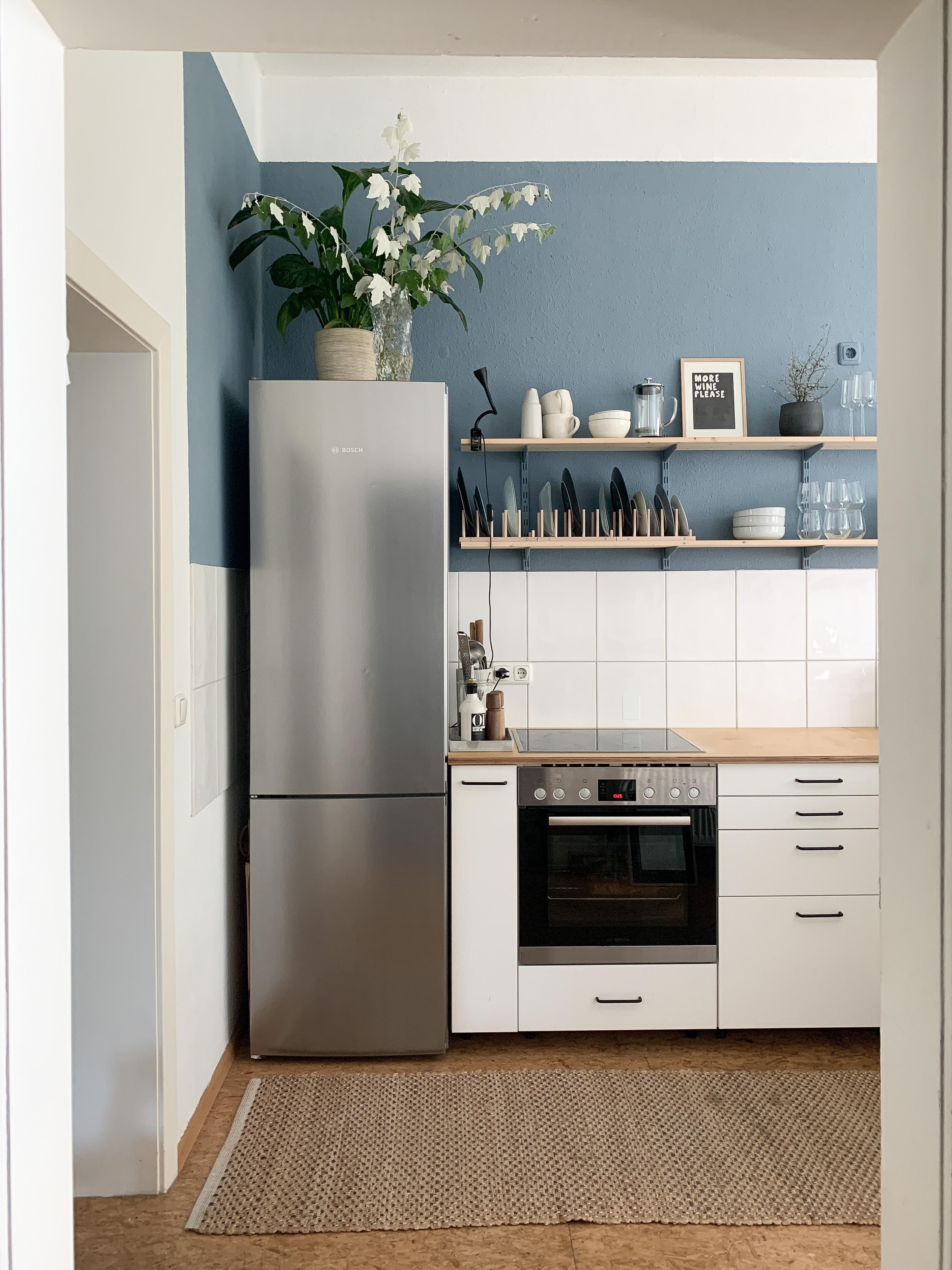 Blick vom Flur in die Küche 💙
#kitchen #bluekitchen #altbauküche