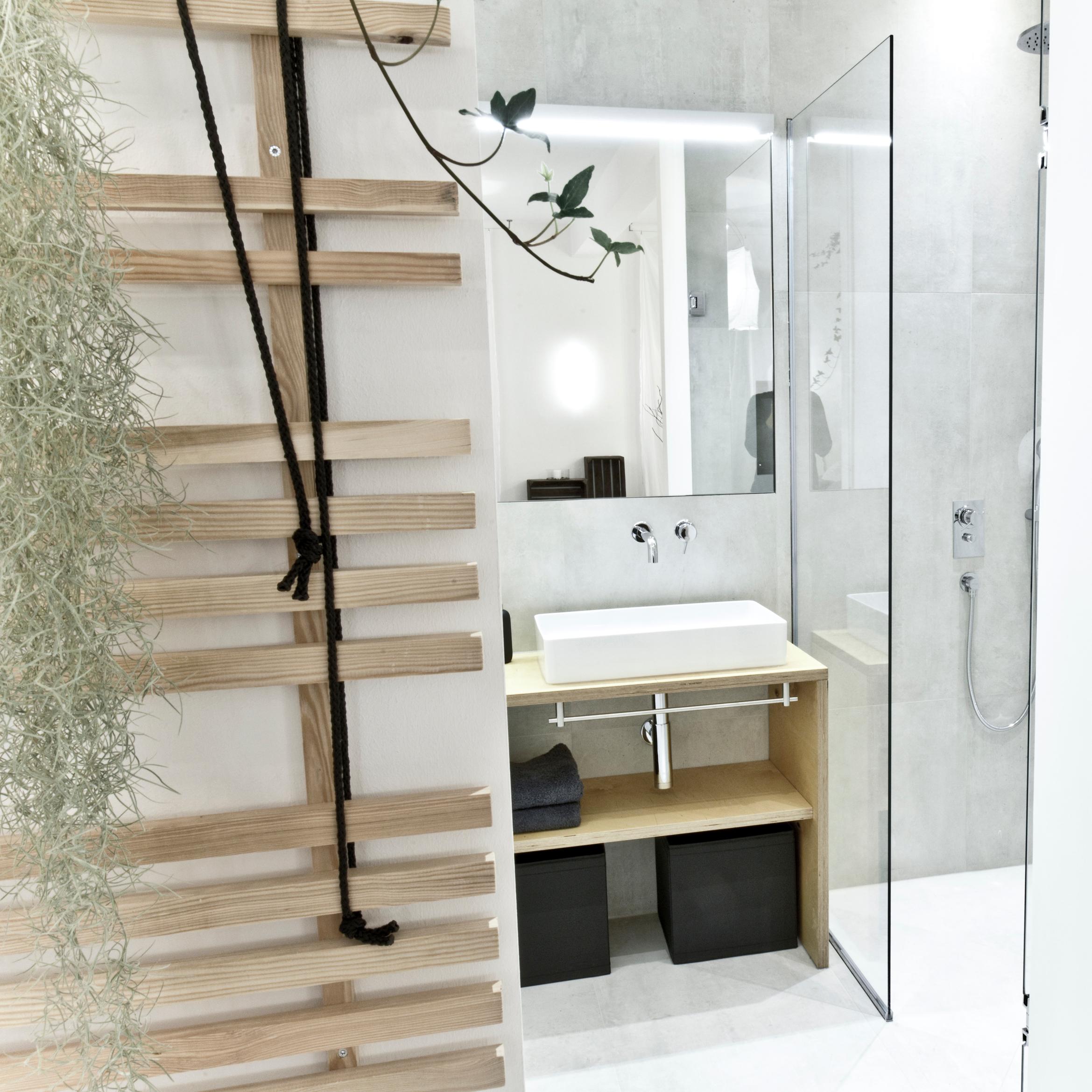 Blick von der Badewanne ins Badezimmer #badezimmer #waschtisch #betonfliesen ©Zolaproduction