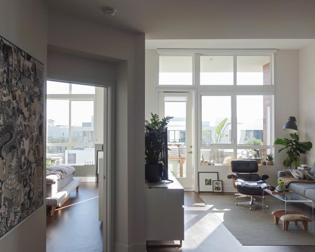 Blick von der Wohnungstür. Leben auf kleinem Raum in L.A. | #sonnenschein #Wohnzimmer #Schlafzimmer #fastineinem