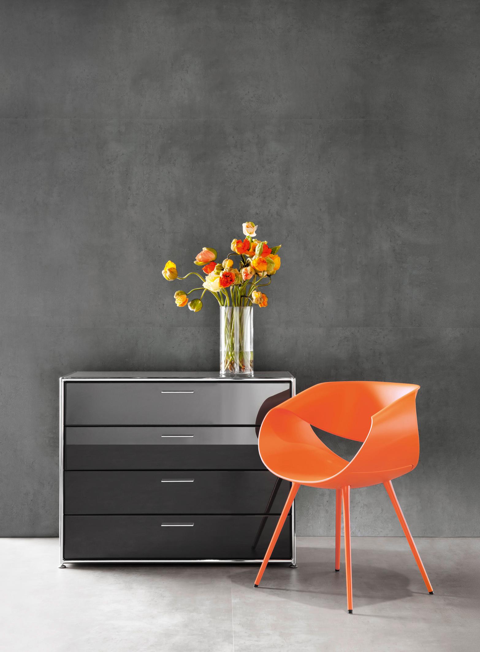 Blickfang Stuhl in orange für den Flur #sitzgelegenheit #flurmöbel ©Dauphin Home, Designer: Martin Ballendat
