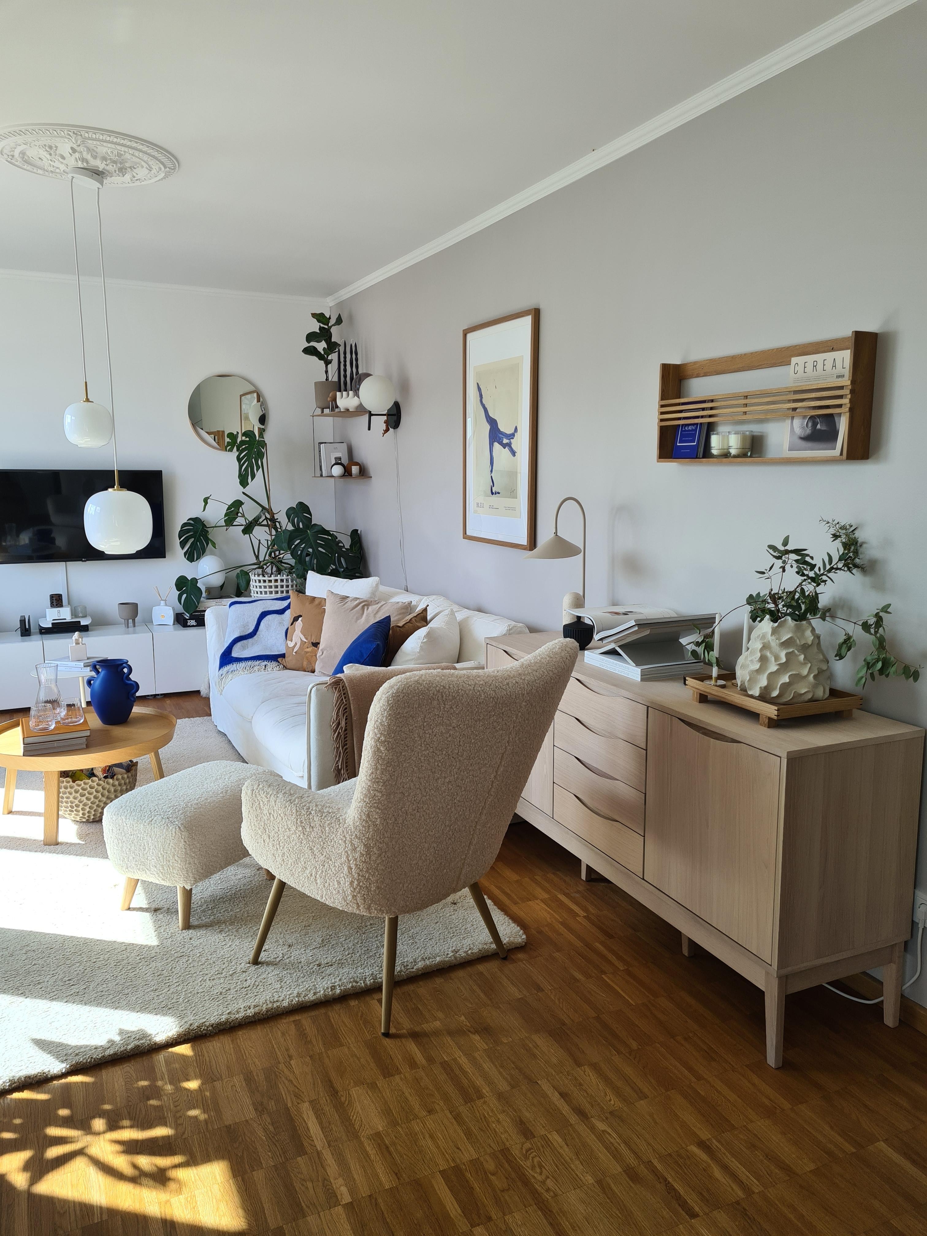 Blue Accent 

#wohnzimmer #wohnzimmerideen #living #livingroominspo #skandinavischwohnen #scandinaviandesign 