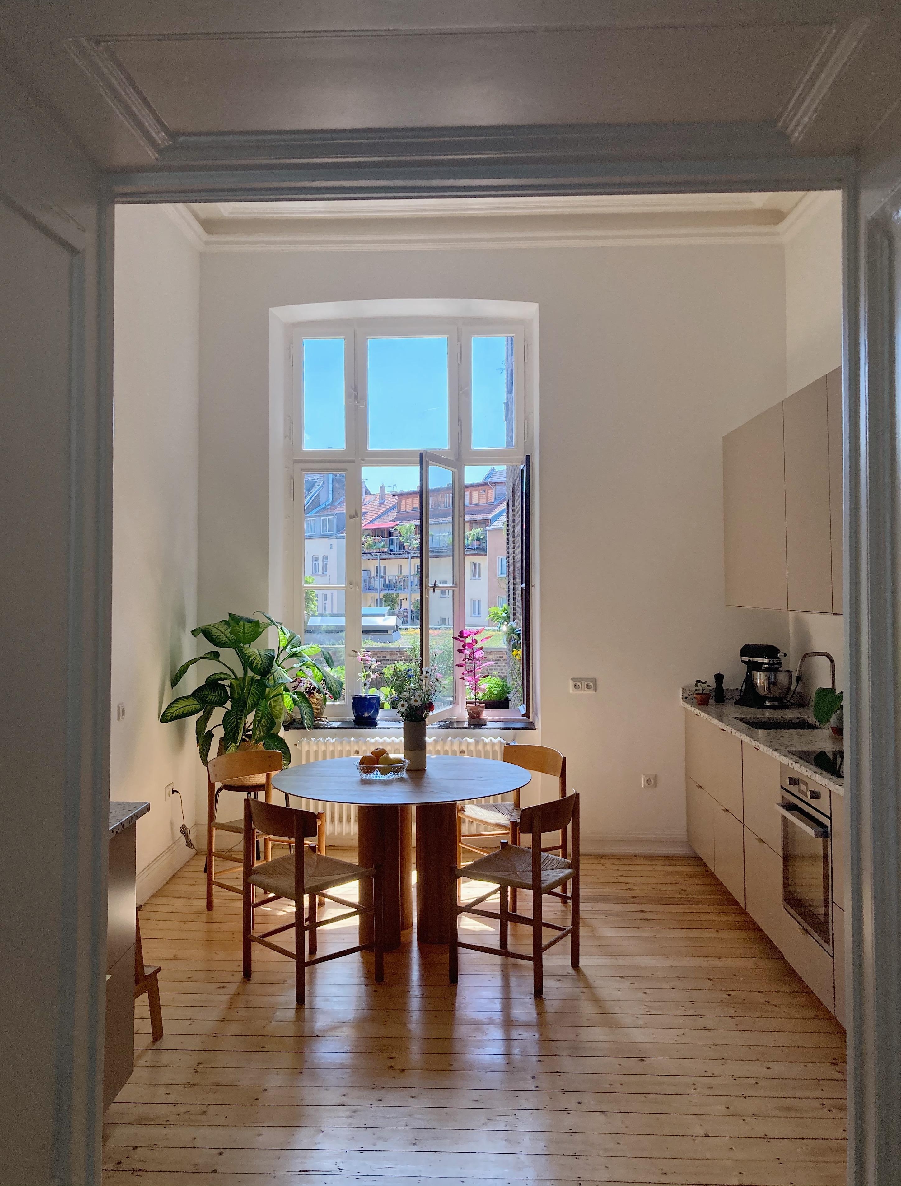 Blue skies 💙☀️#kitchen#minimalist #sunlight#skandinavischwohnen#kücheninspiration#esstisch#cornersofmyhome#altbauliebe