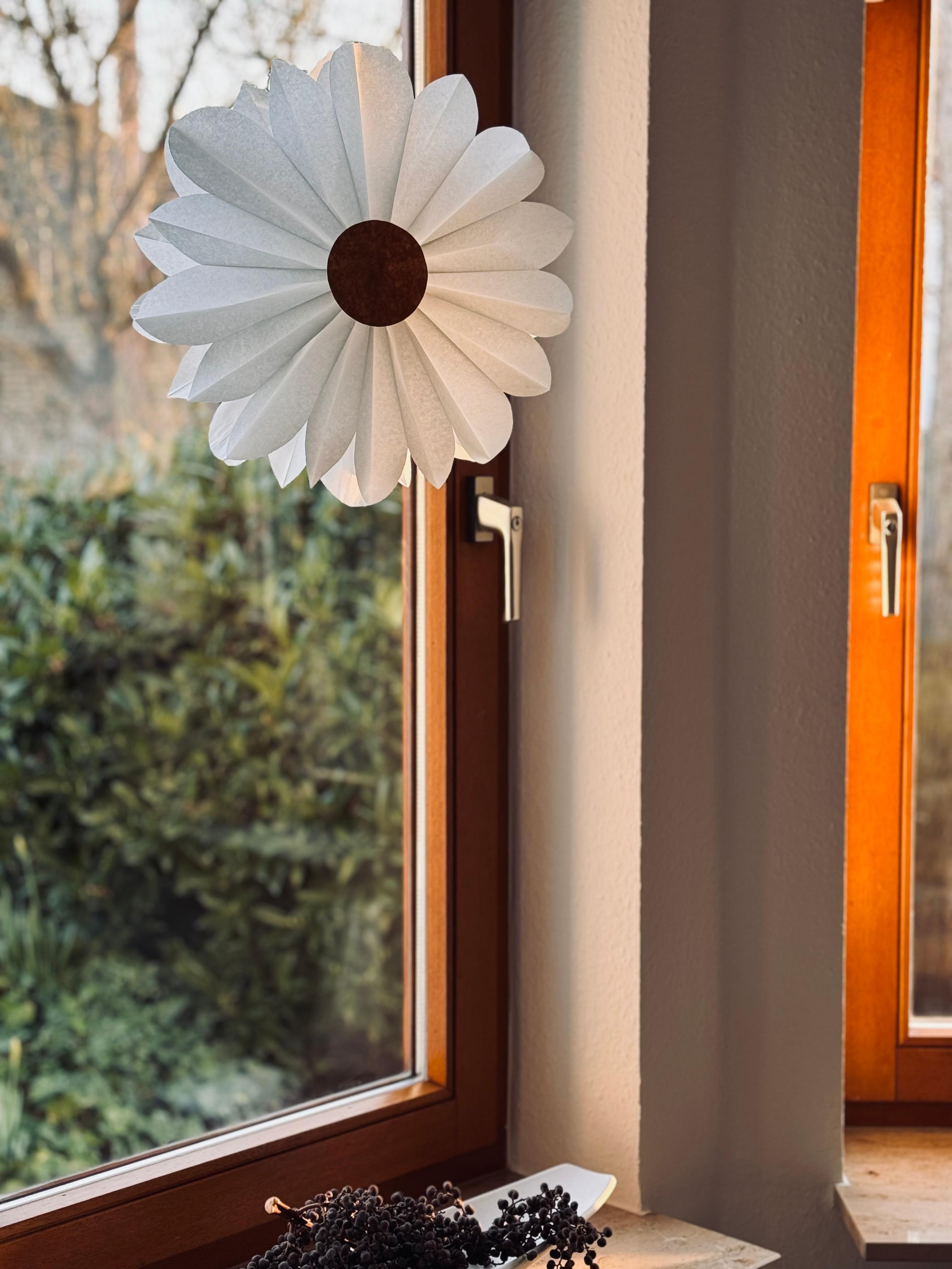 Blümchen. #fensterdeko #diy #butterbrottüten #frühling