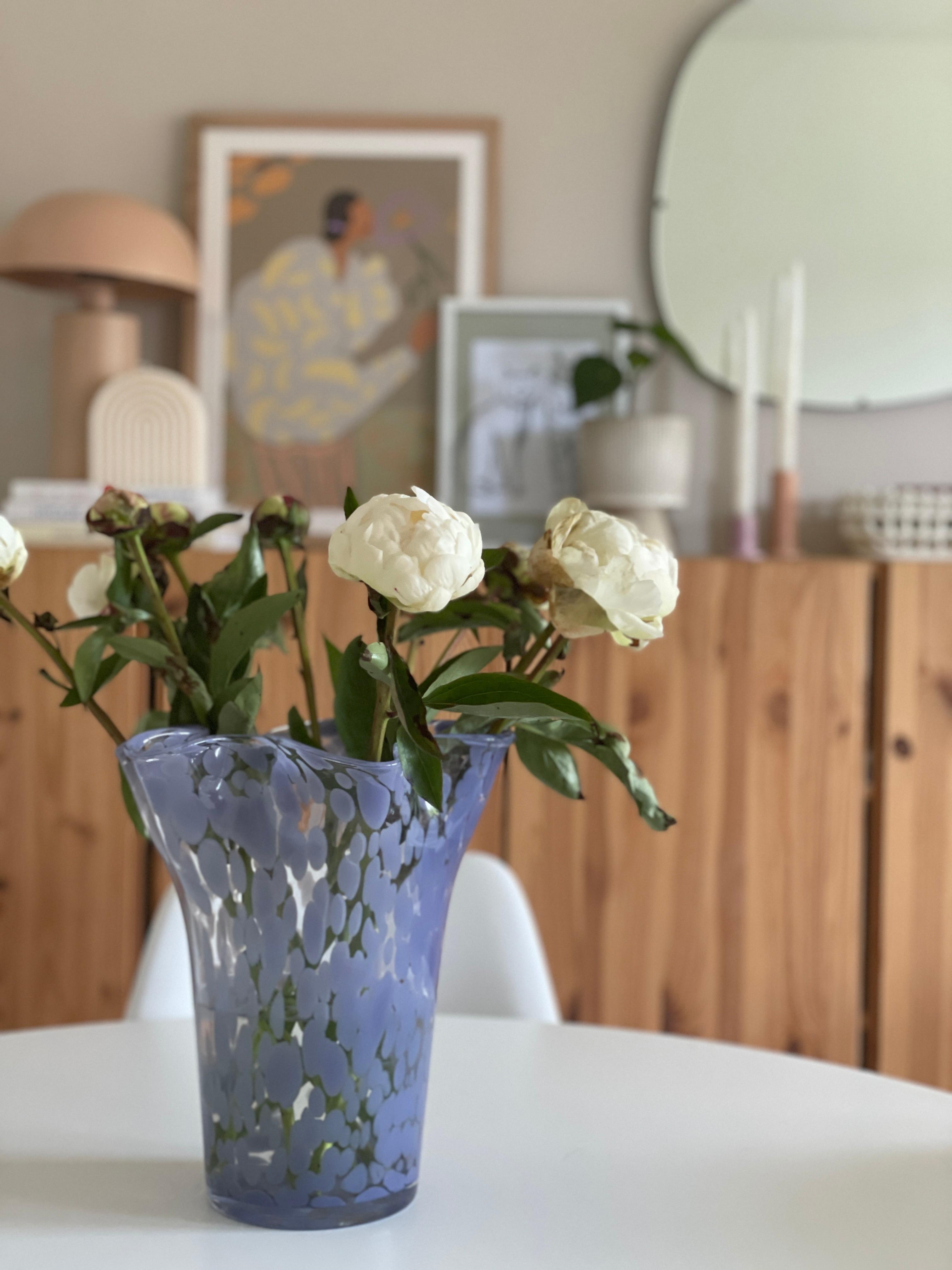 Blümchen gehen immer. 🤍
#freshflowers #couchliebt #wohnzimmer #dekoration #inspiration #cozy 