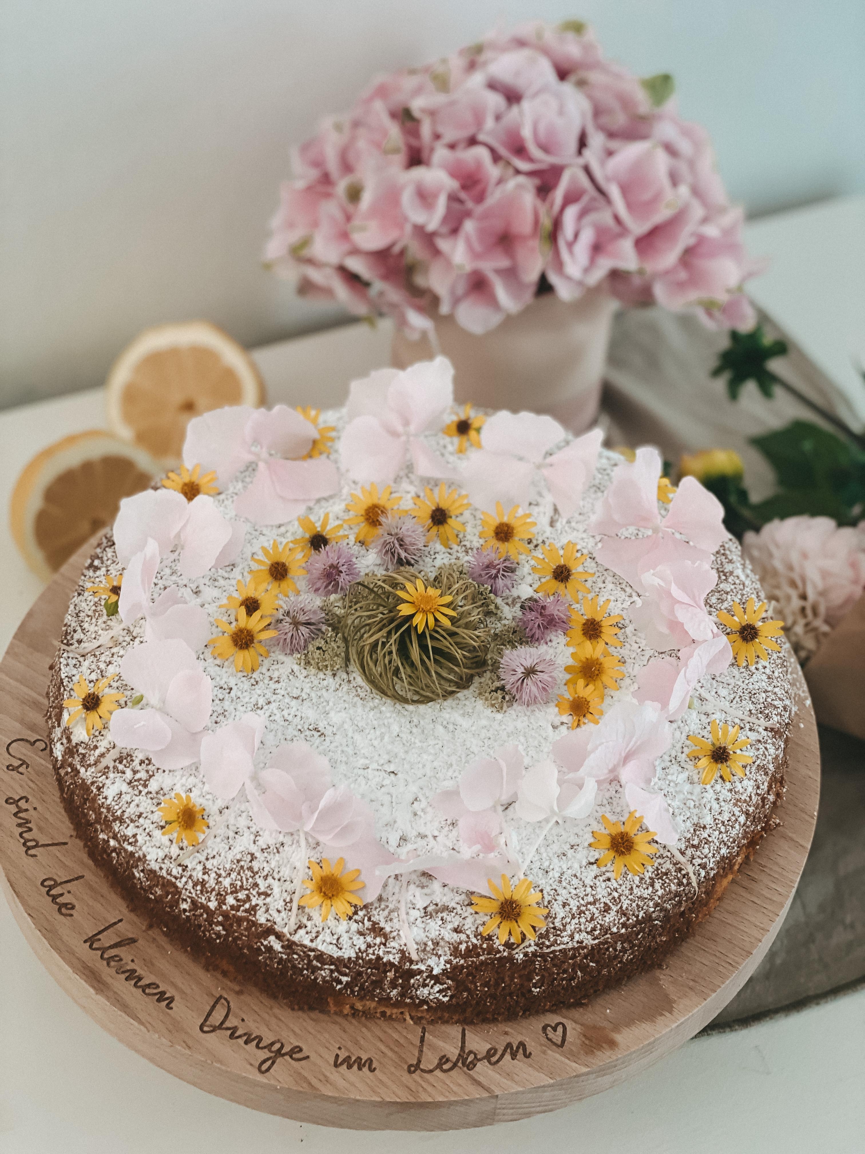 Blütenmandala auf Zitronenkuchen
🌸💛🌸💛
#rezeptidee
#flowerpower
#myfreshflowerfriday
#zitronenkuchen