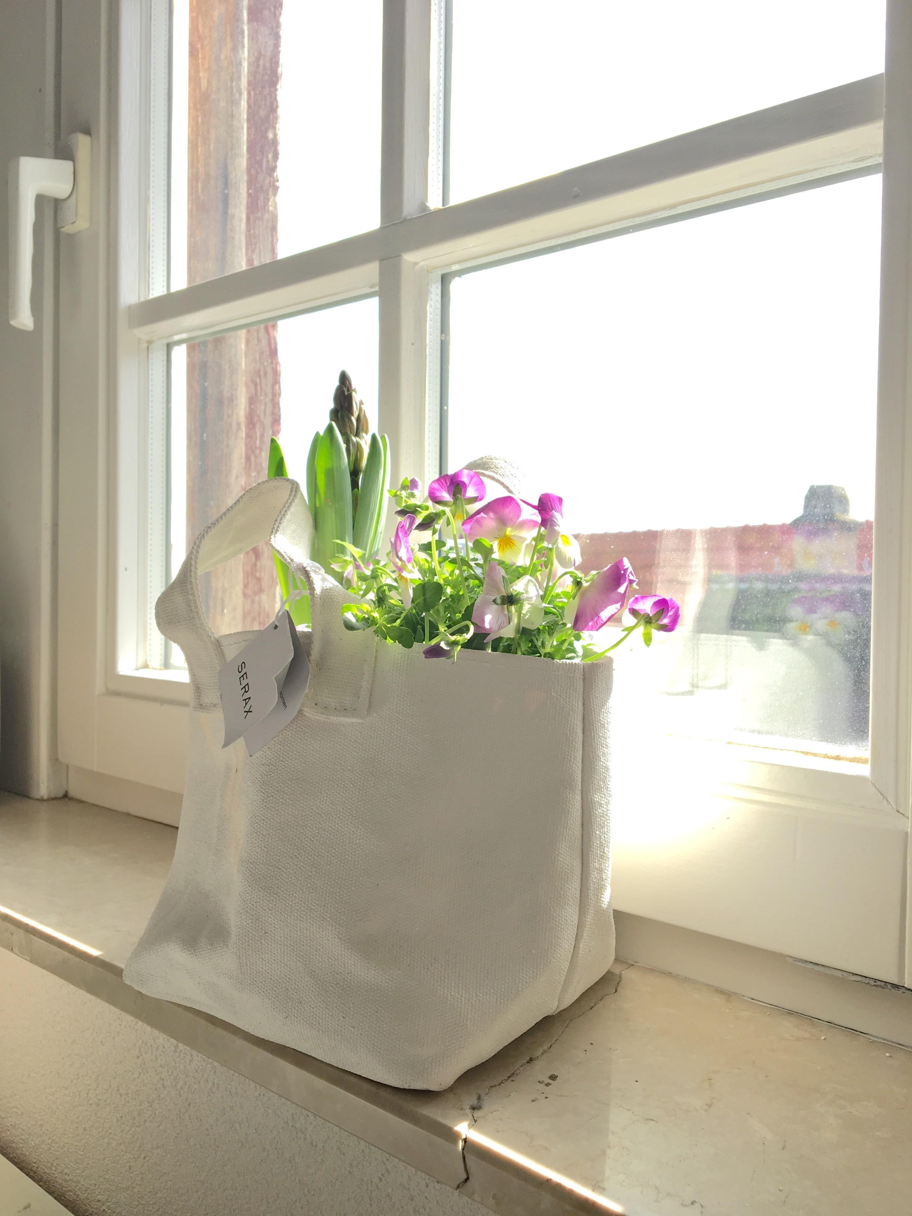 Blütentasche! #frühlingsdeko #blumen #pflanzen #dekoration #canvastasche #veilchen #hyazinthen #serax 