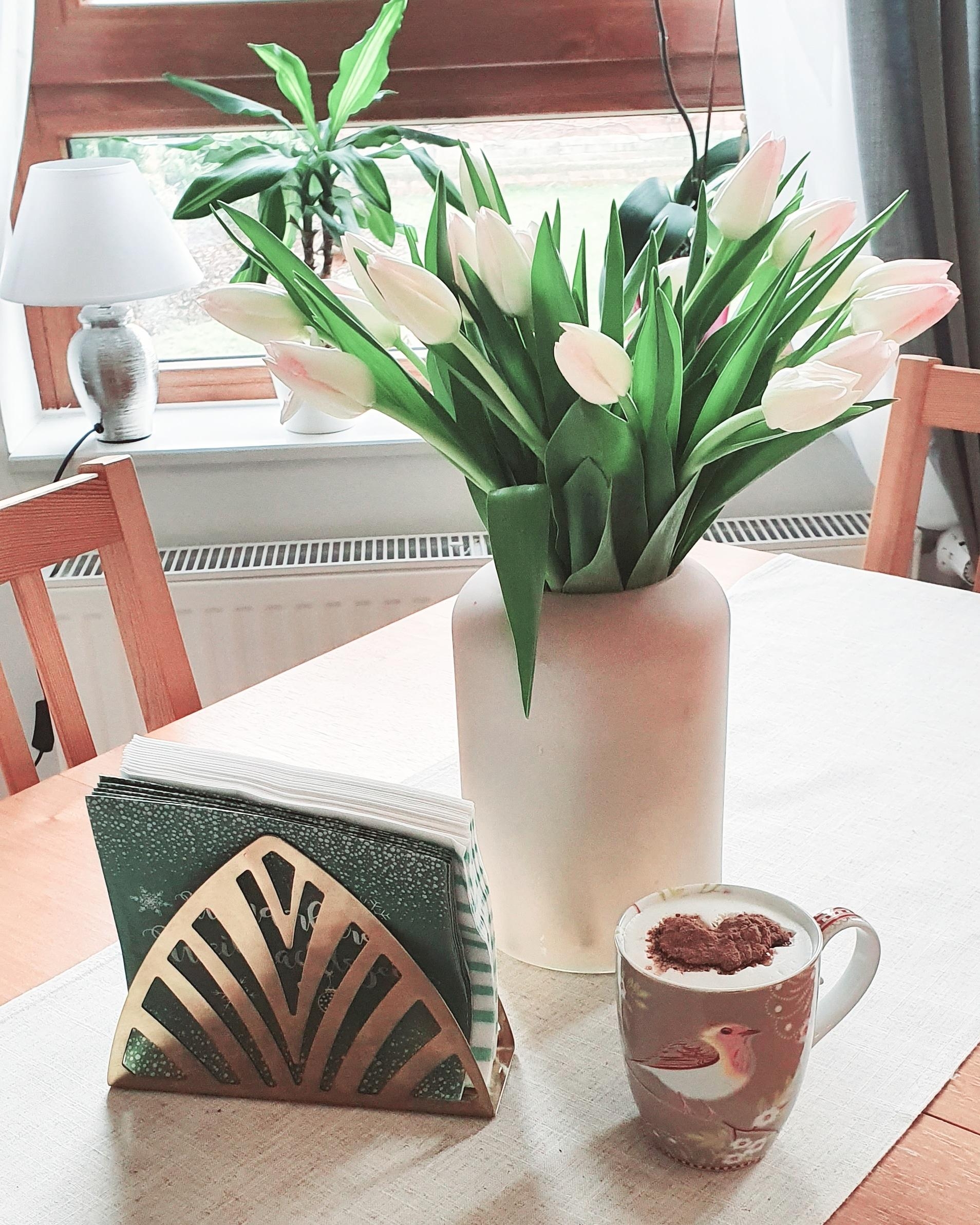 Blumen - L I E B E ♡ 
Der Frühling ist eingezogen! #tulpen #interior #ourhome #blumenliebe #cozyliving #decoration 
