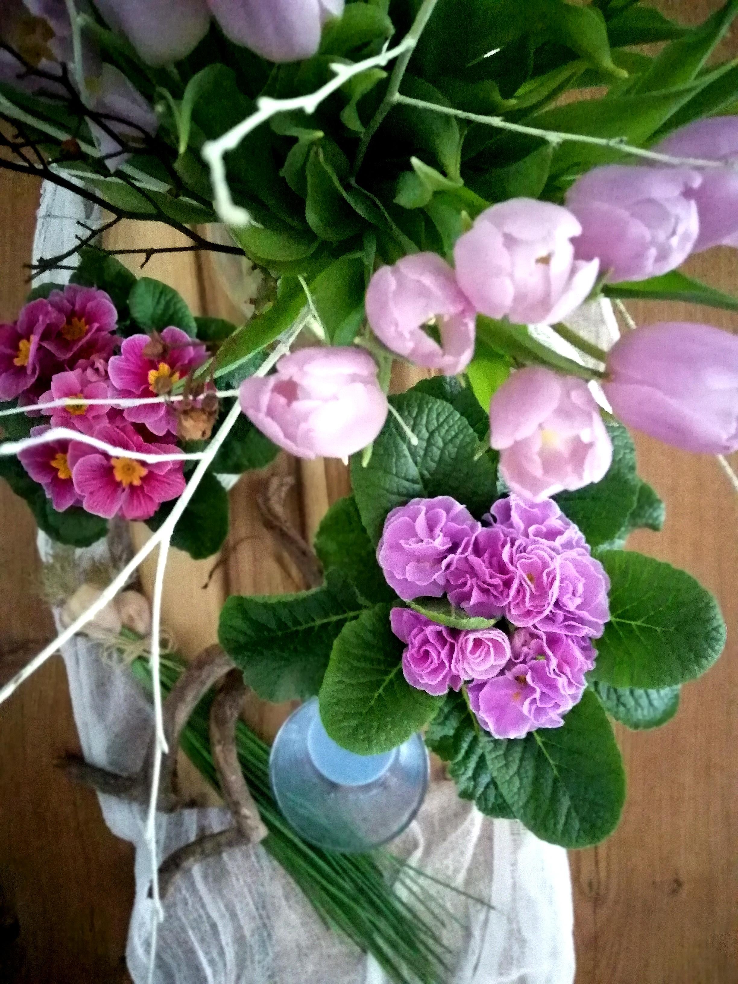 Blumen 🌸 #holztisch #freshflower #tulip #home #tischdeko 