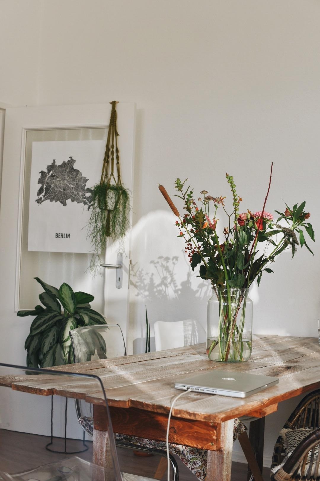 Blumen & morgendliches Licht #flowers #table #wohnzimmer #livingroom #esstisch