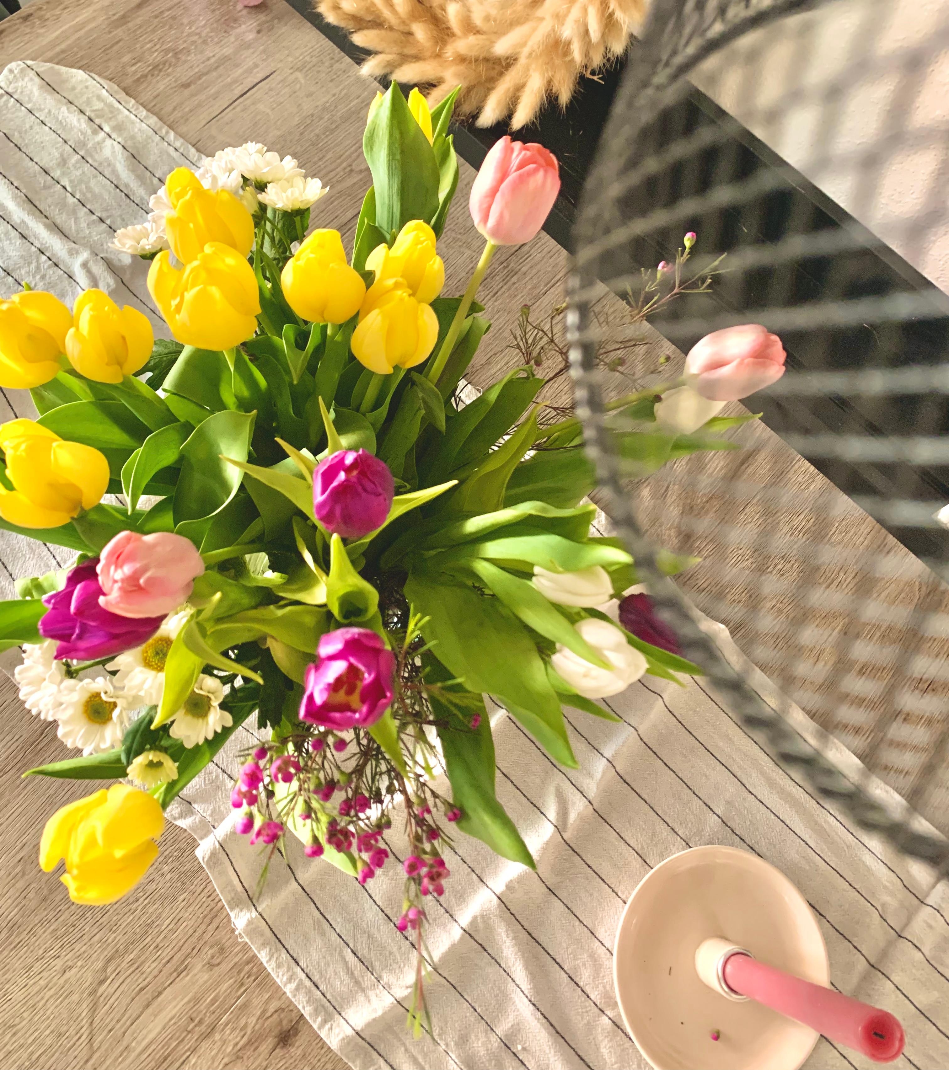 Blumen am Feiertag    💕💕

#flower #spring #esstisch #lampe #kerze #tischläufer #bunt #fröhlich #happy 