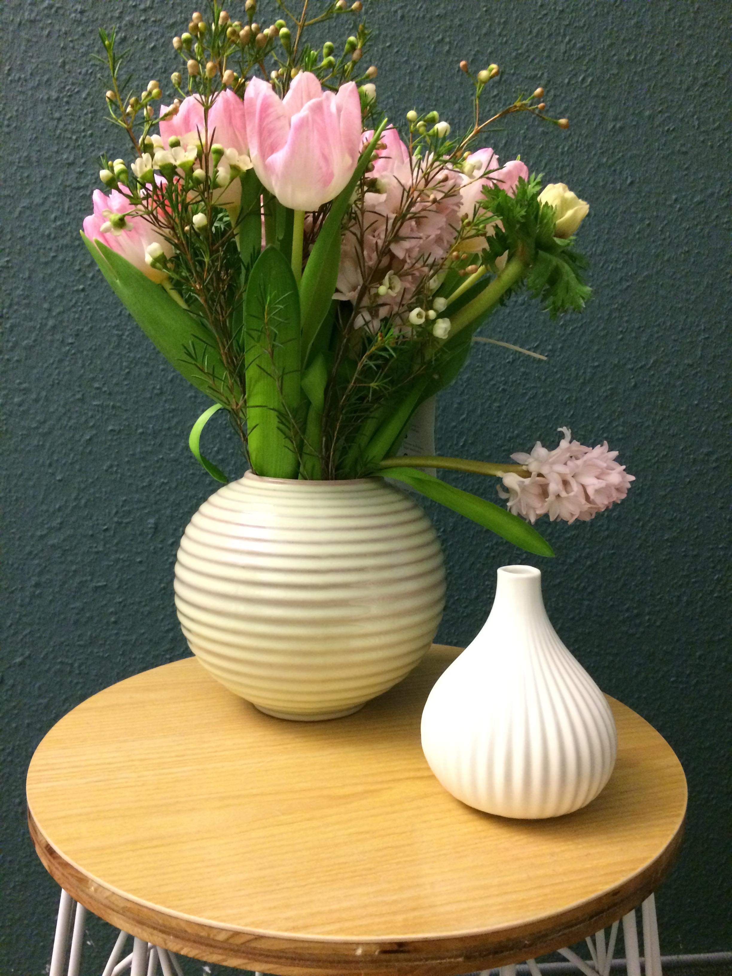 Blumen am Montag - kann es einen besseren Start in die Woche geben? #blumen #vase #wandfarbe #beistelltisch