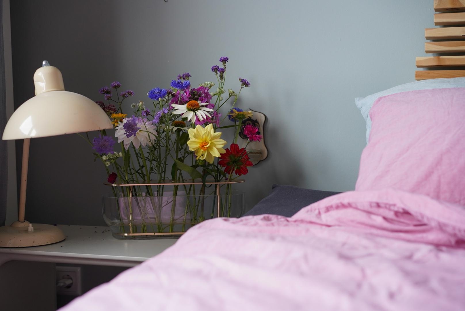 Blumen auf dem Nachttisch, wer noch? #livingchallenge #schlafzimmer #fritzhansen #ikebana