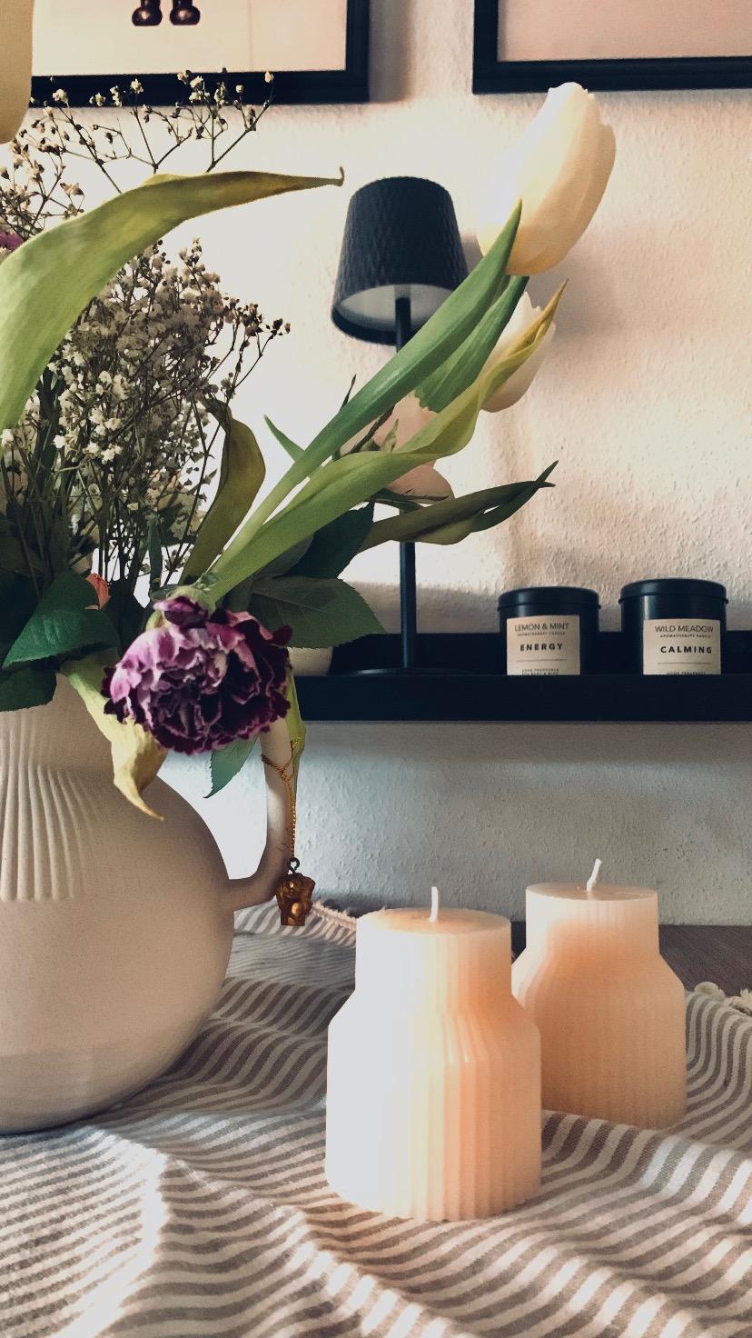 Blumen auf dem Tisch ✨

#vase #blumen #kerze #lampe #wandboard #bilder #tischdecke #home #helleswohnen #beige 