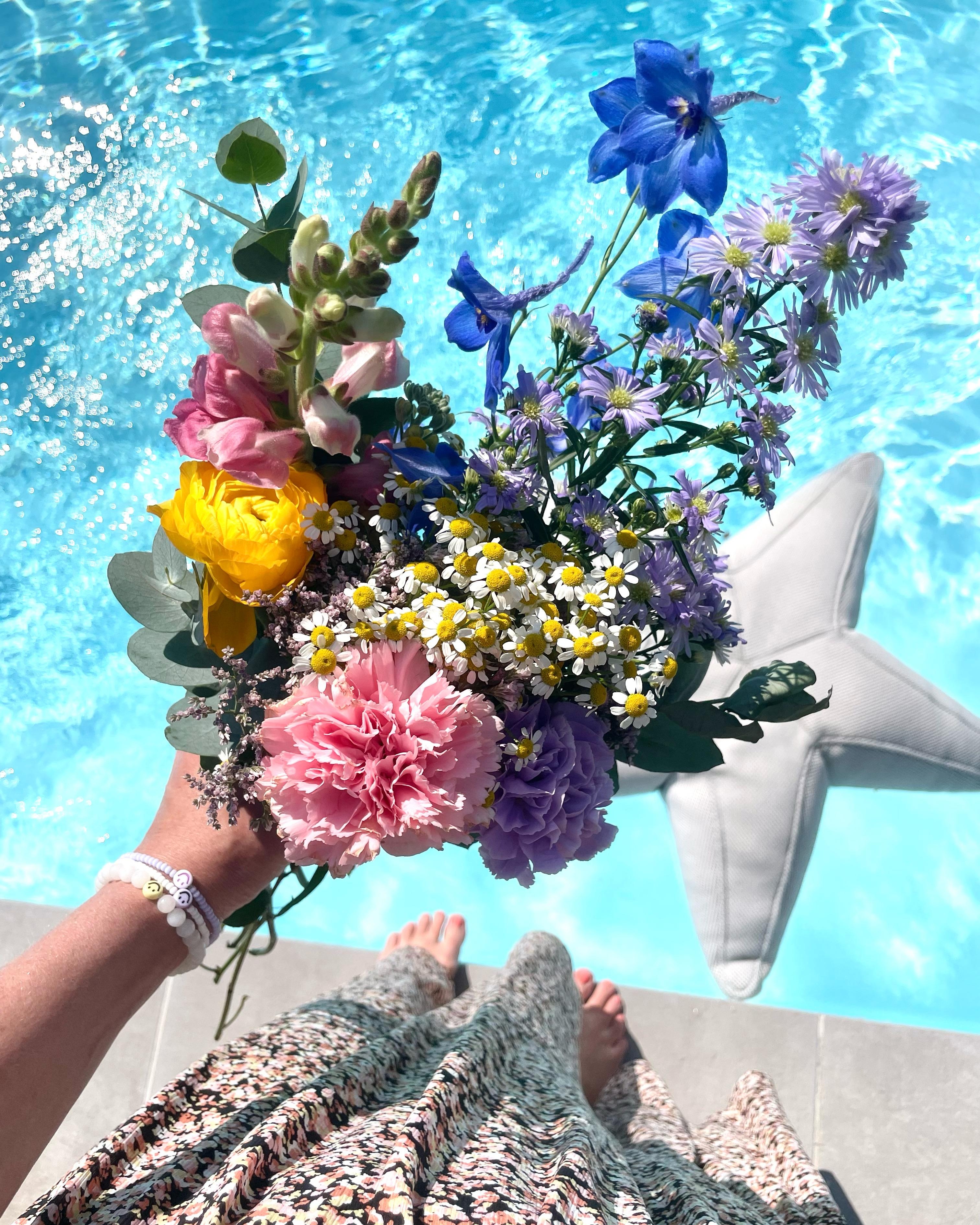 #blumen #blumenliebe #flowers #pool #summervibes #sommer #garten #outdoor 