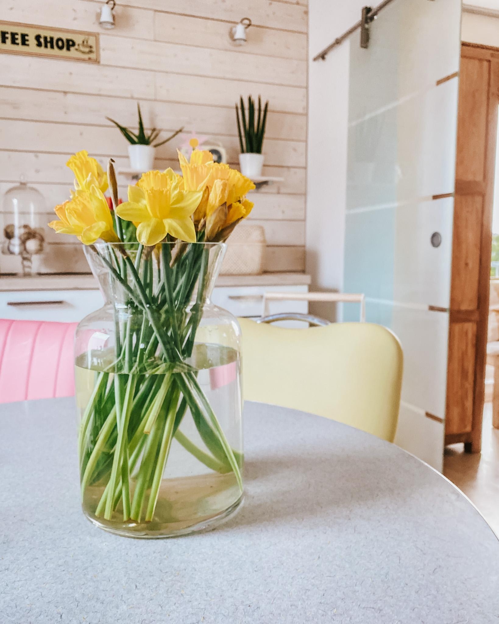 Blumen dürfen auch in der Küche nicht fehlen
#blumenliebe #küche #esstisch