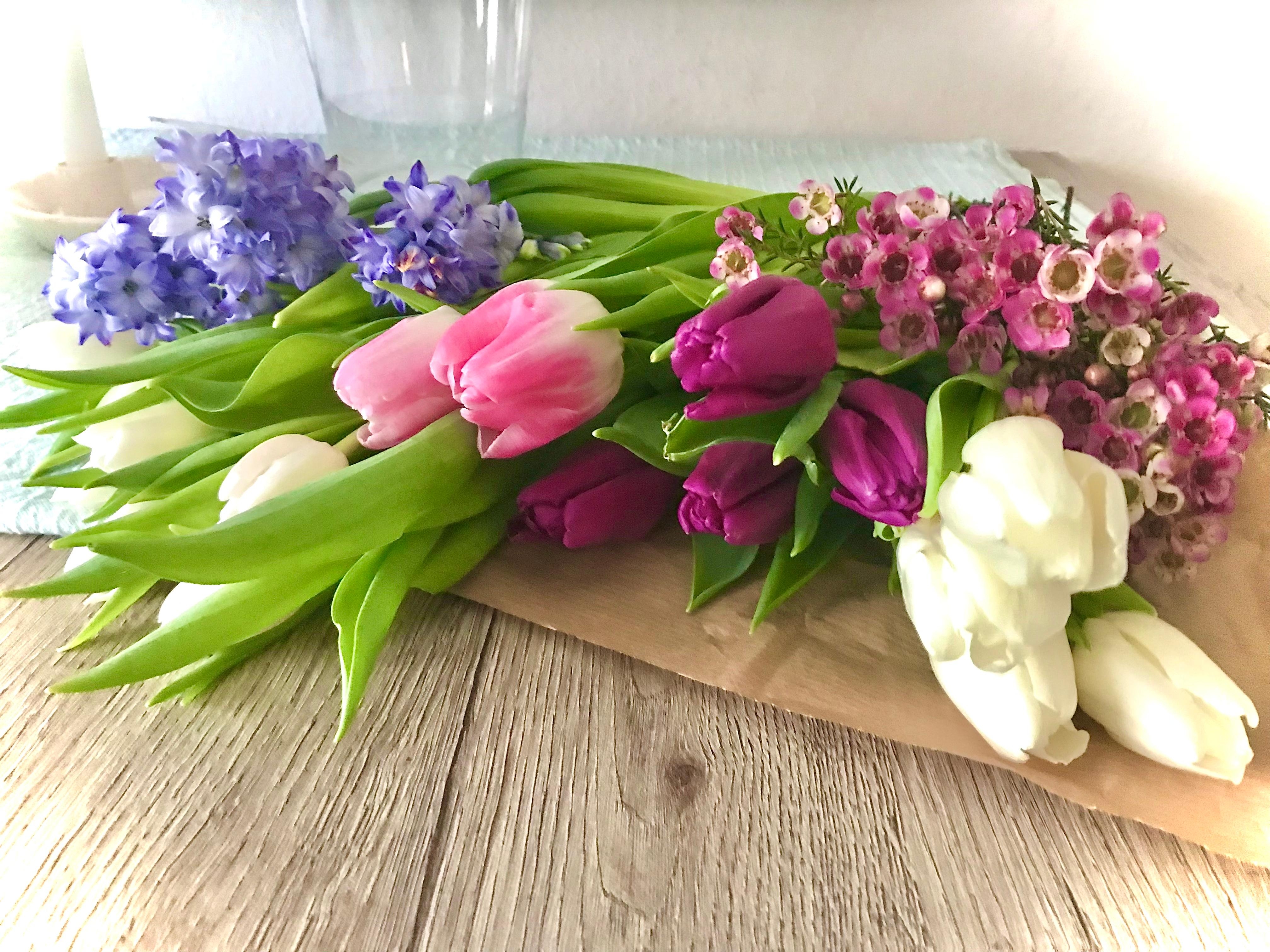 Blumen für die Vase 🌸
#flower #tulpen #tisch #vase 