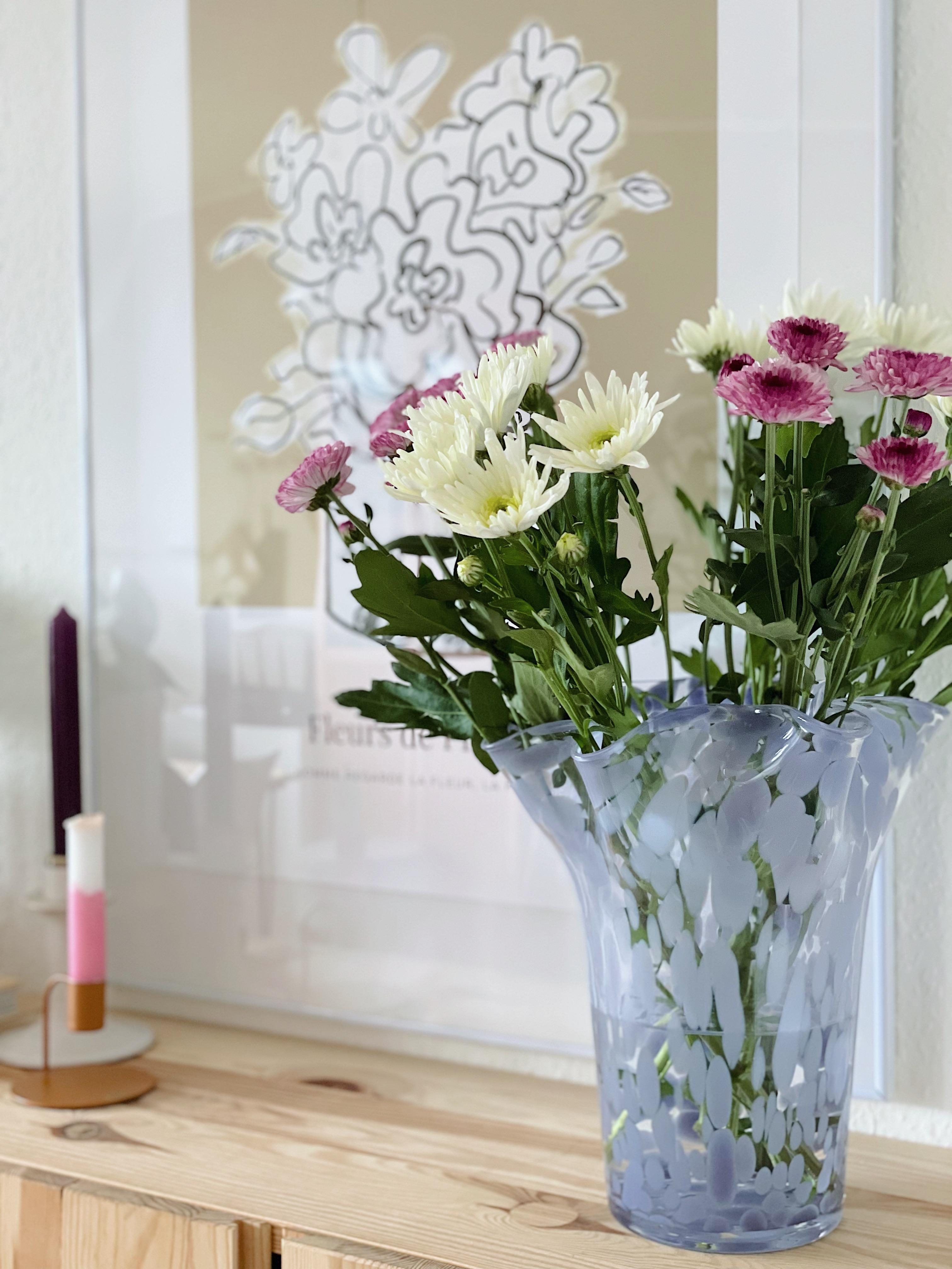 Blumen gehen immer 💐 #frischeblumen #details #wohnzimmer #inspiration #couchliebt 