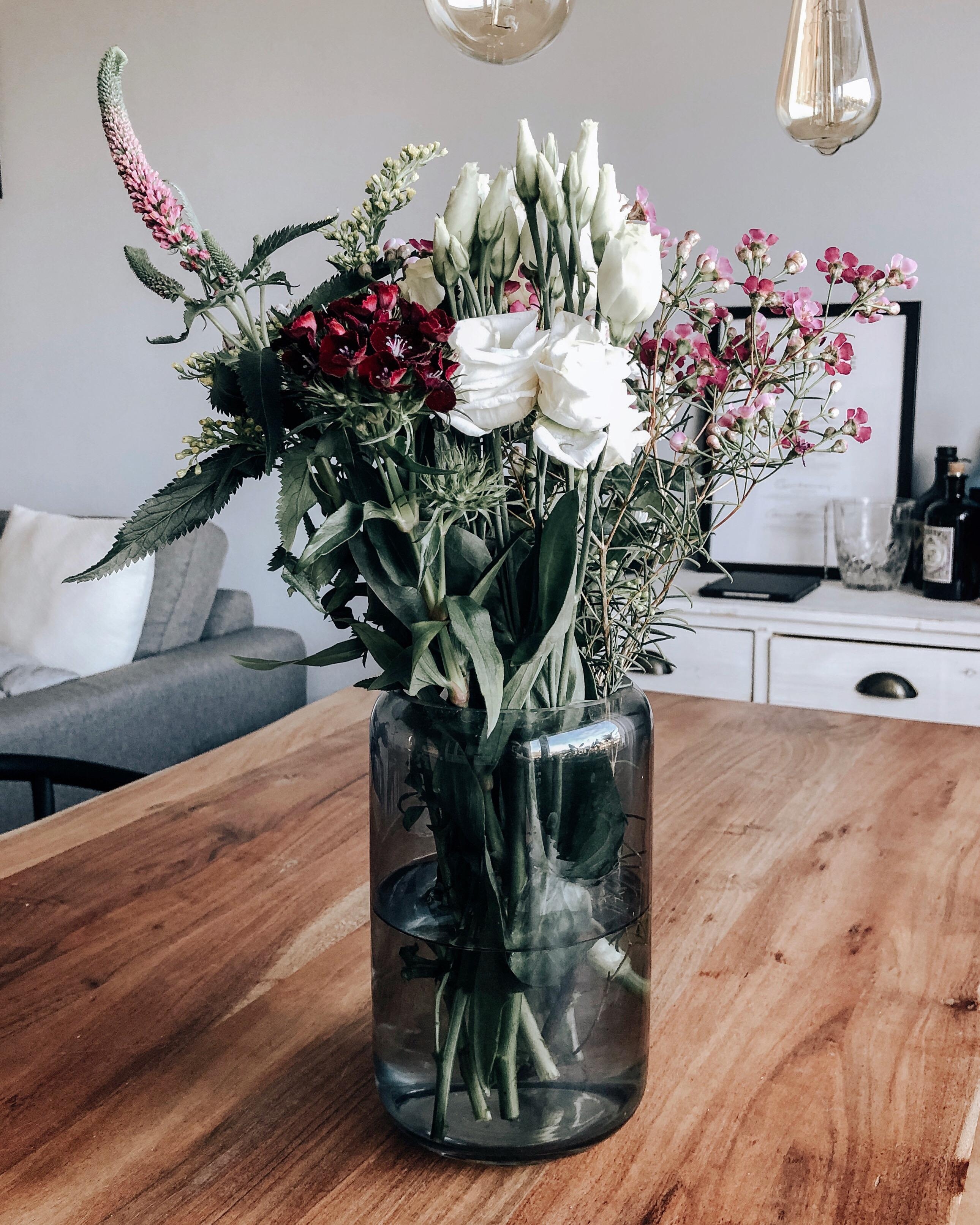 Blumen machen jeden Tag schöner😍 #flowers #freshflowers #vase #interiorblogger #meinzuhause #blumenliebe