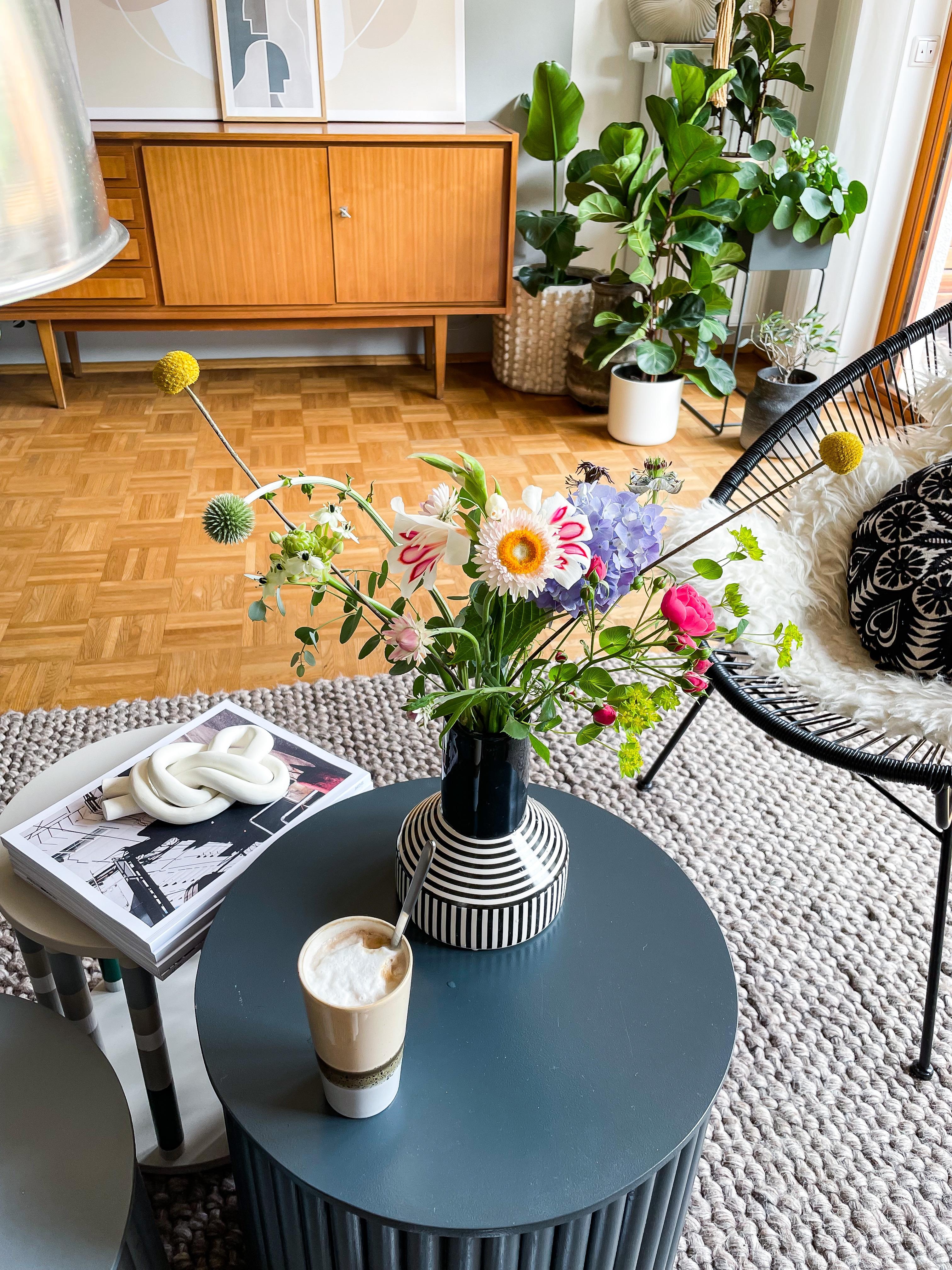 Blumen und Kaffee ... Lebenselixier!

#wohnzimmer #sideboard #vintage #vase #blumen #pflanzen