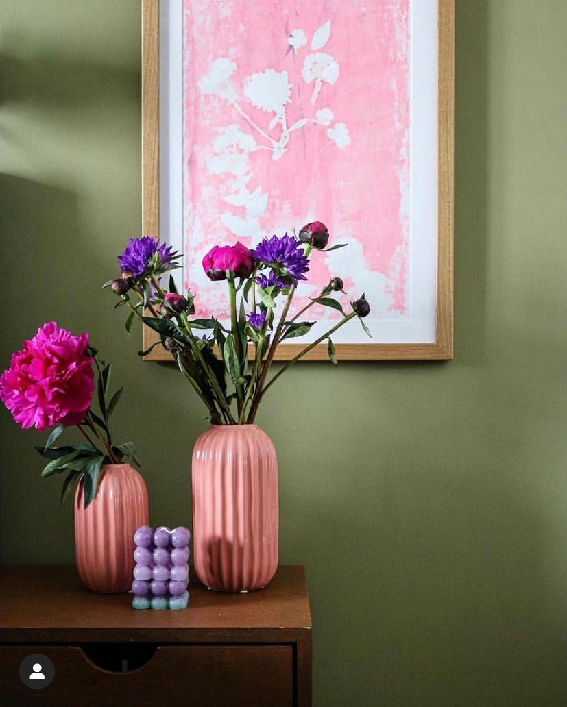 #blumen #vasen #vasenliebe #pink #greenwall #wandfarbe #bubblekerzen #grünewand #art