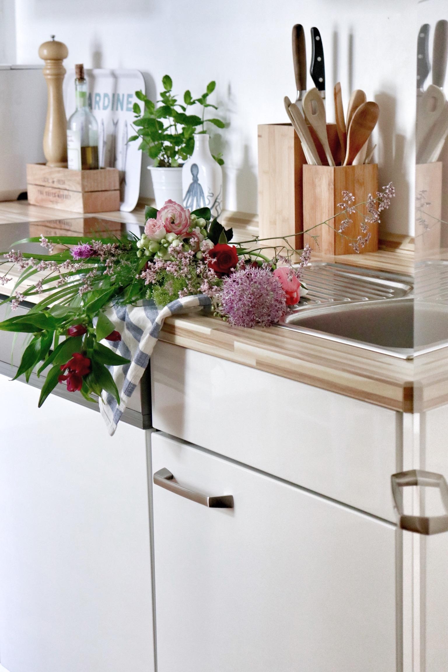 Blumengrüsse aus der Küche. #küche #holzaccessoires #blumenliebe #freshflowerfriday #weißeküche
