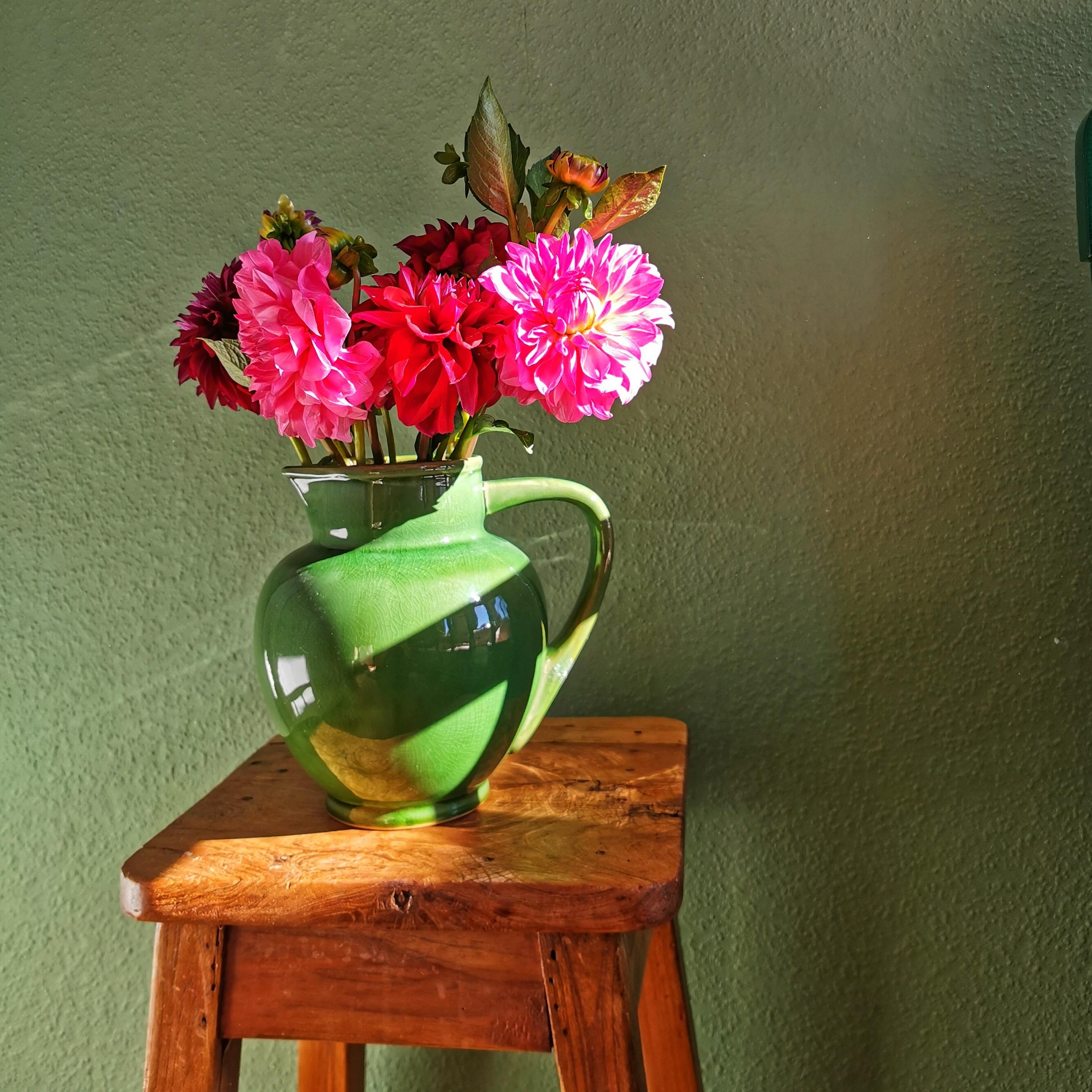 Blumengruß
#dahlien #vasenmittwoch #schlafzimmer #grün #schlafzimmerinspiration 