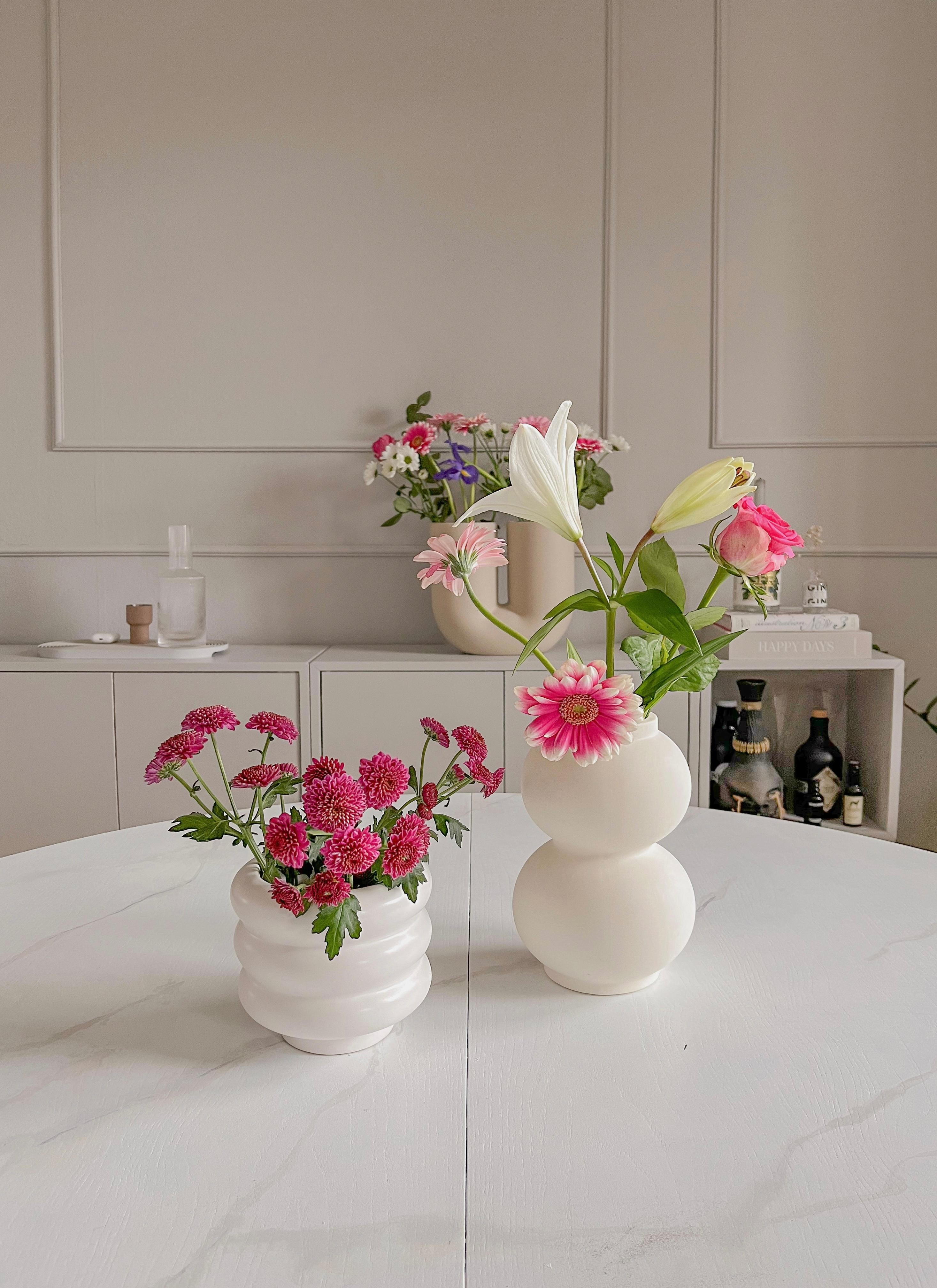 Blumengruß #frühling #vasen #muuto #bunt #marmor #tisch #diy #stuck #altbau #tischdeko #ikea #kommode #eket #blumen 