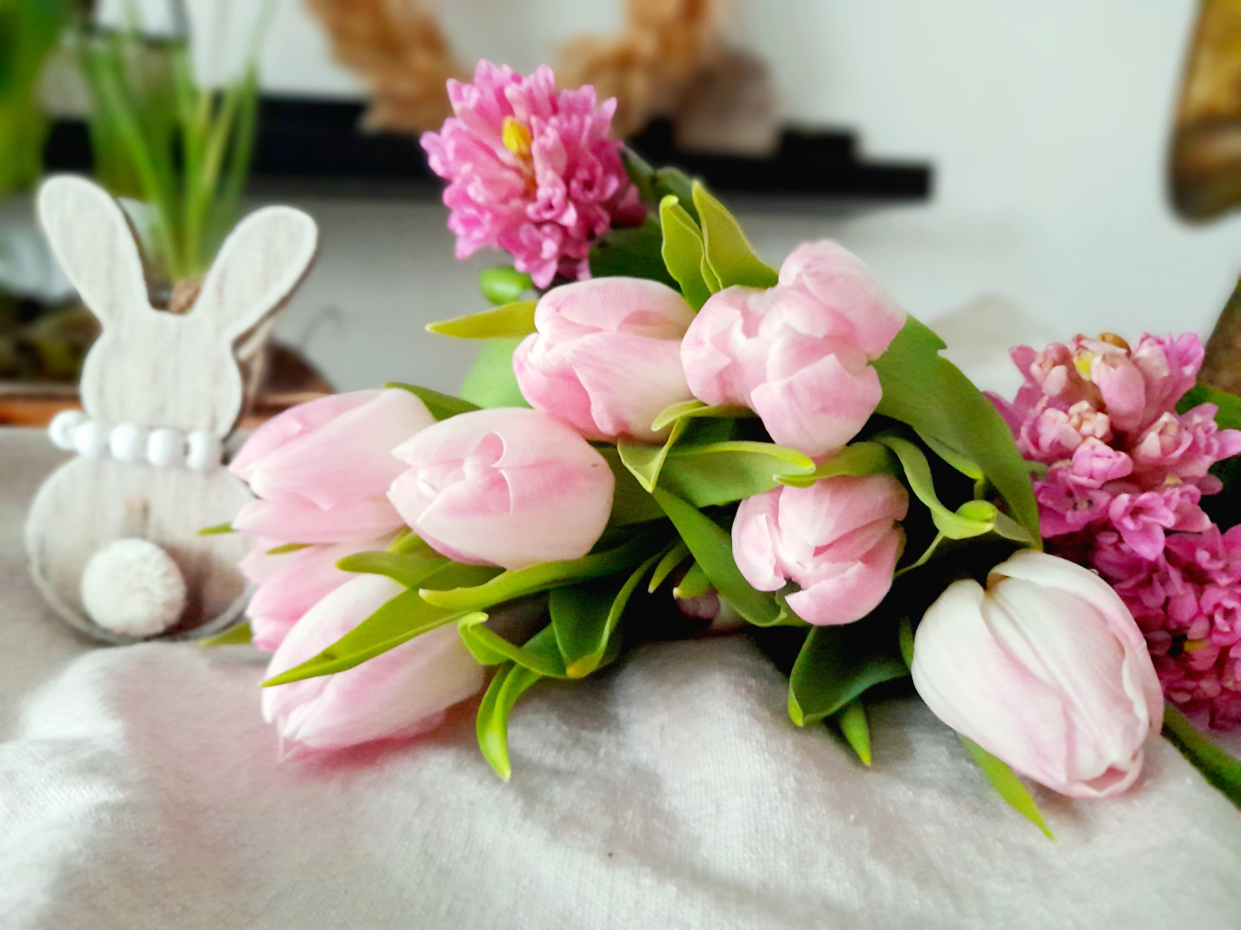 Blumengruss zum Sonntag🌷🌷

#tulpen #hyazinthen #rosa #frühlingsblümchen #osterdeko #hase 
