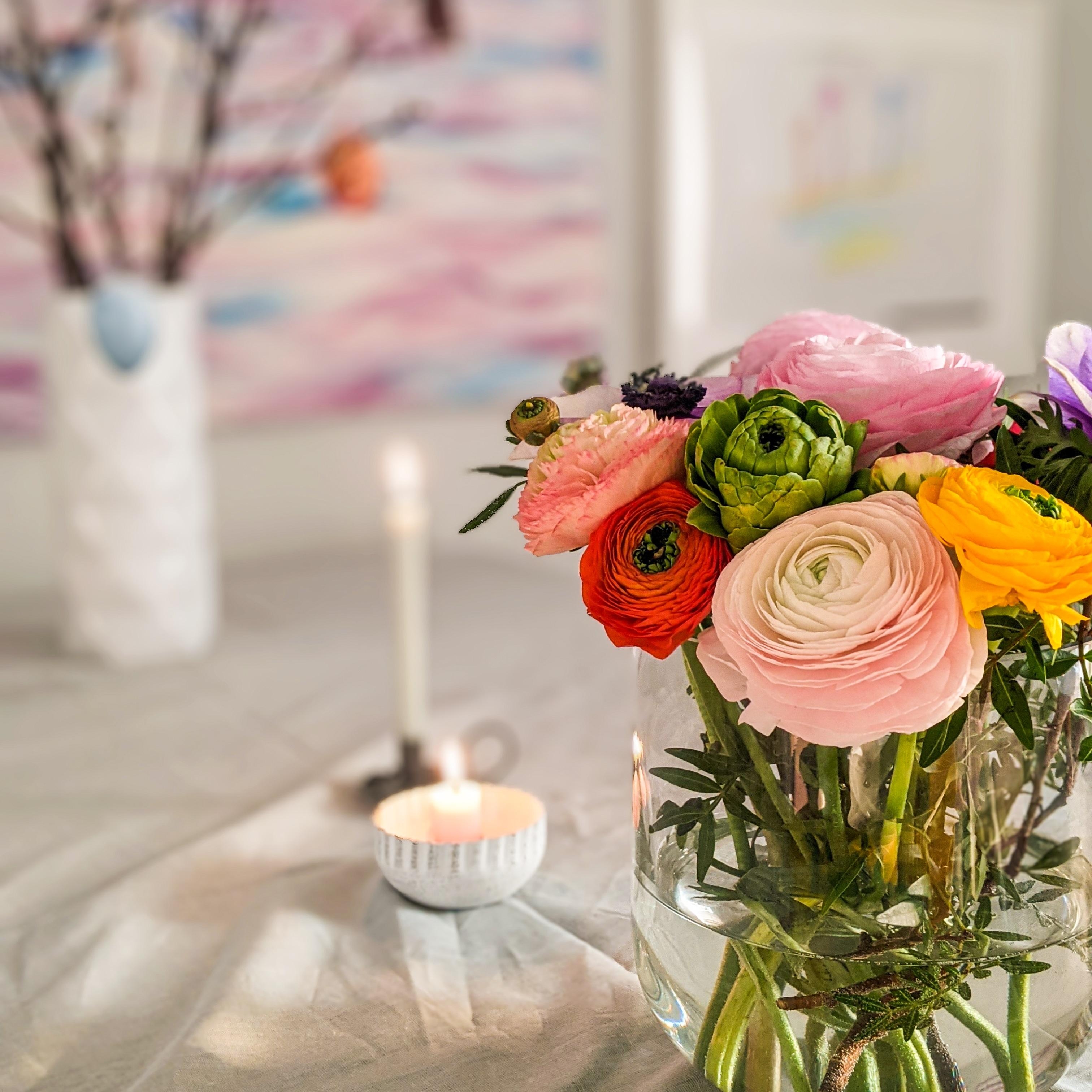 Blumengruß zum Wochenende #tischdeko #farbe #ranunkeln #Blumen #bunt #vase #kerze #detailverliebt