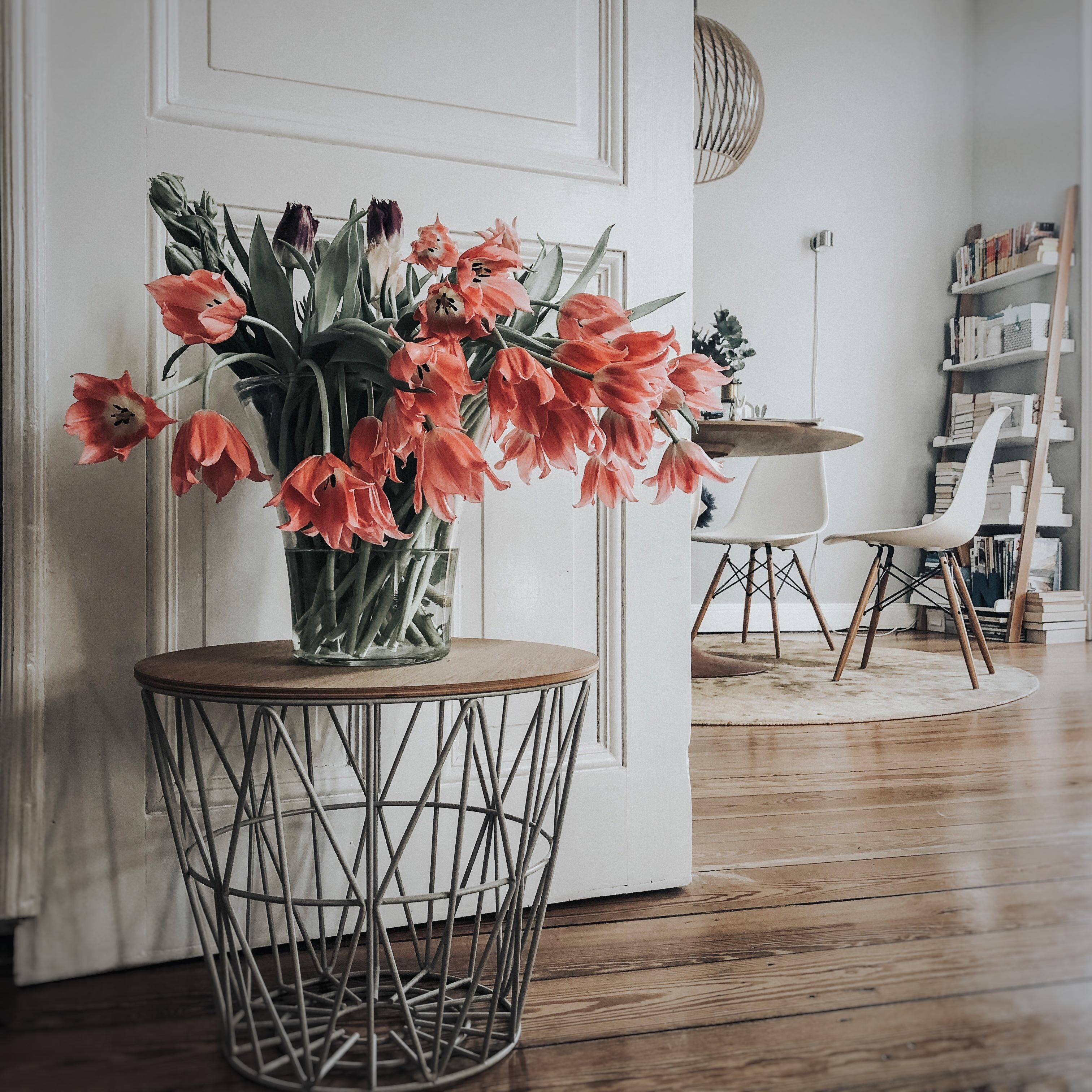Blumenkonfetti #interior #altbau #blumendeko #design #dielen #tulpen #zuhause