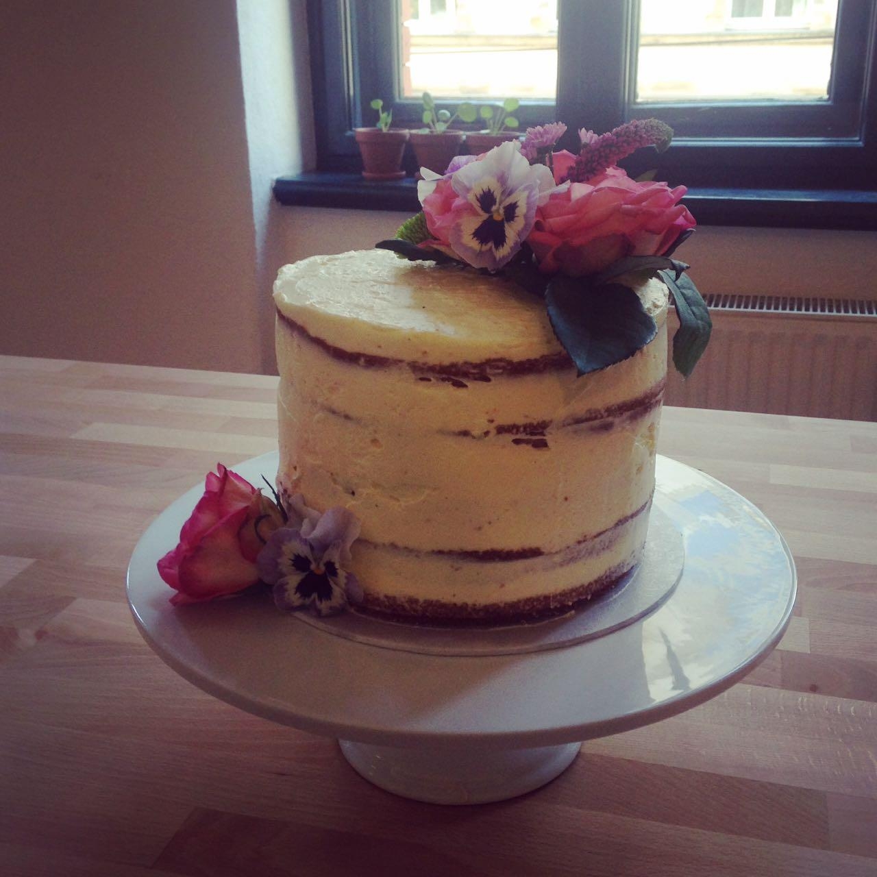 #blumenliebe #cake #seminakedcake mit genügend Buttercreme ist alles viel schöner ...