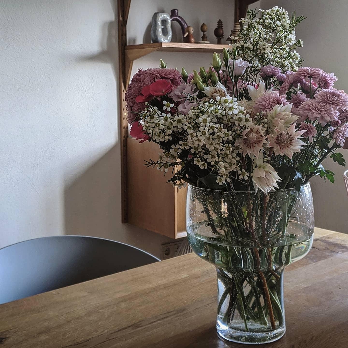 #blumenliebe#blumen#flowers#freshflowers#freshflowerfriday#home#esstisch#decoration#interior#interiør#homestory#couchsty