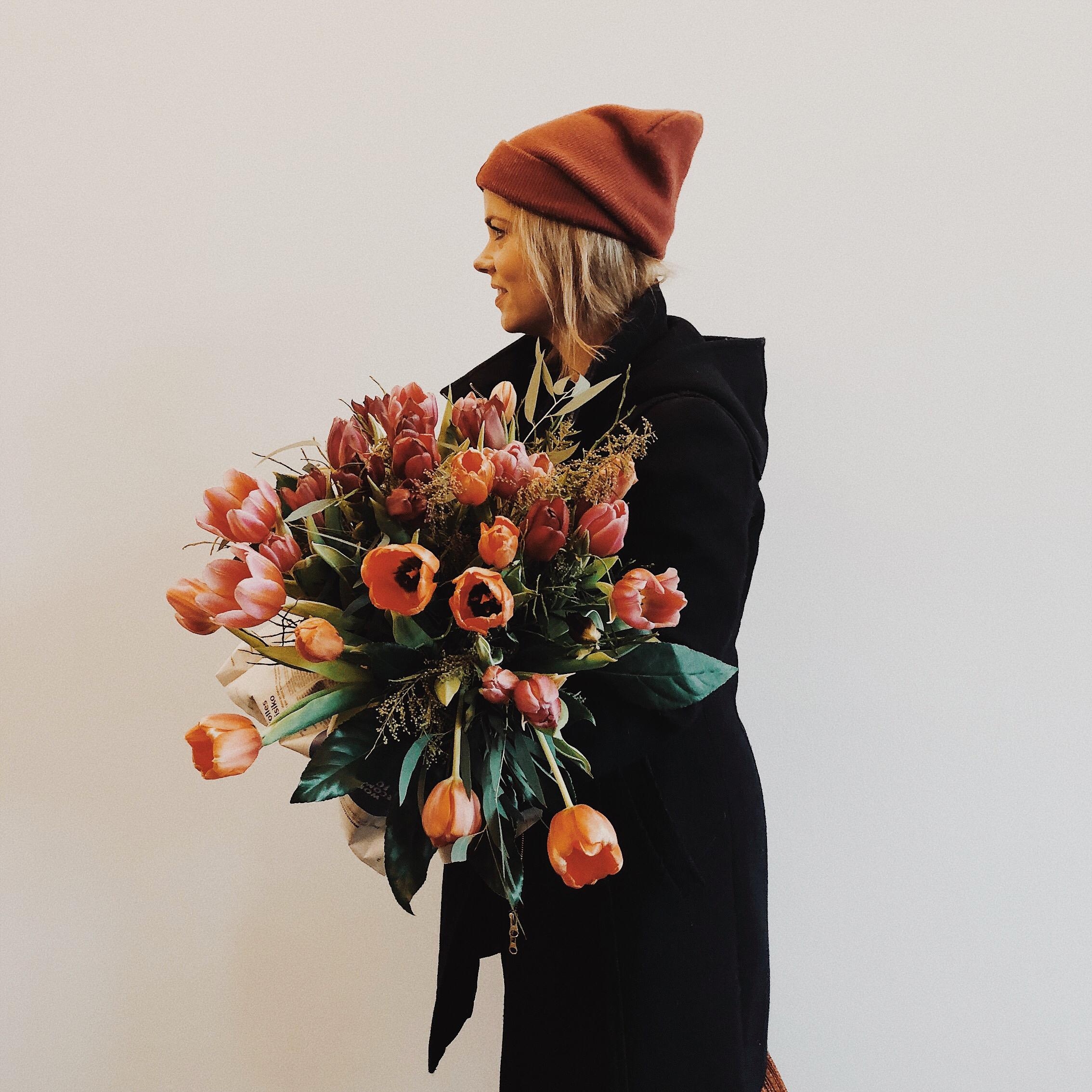 Blumenmädchen #flowers #blumenstrauss #ootd #fashioncrush #tulpen #winteroutfit #couchstyle #winter