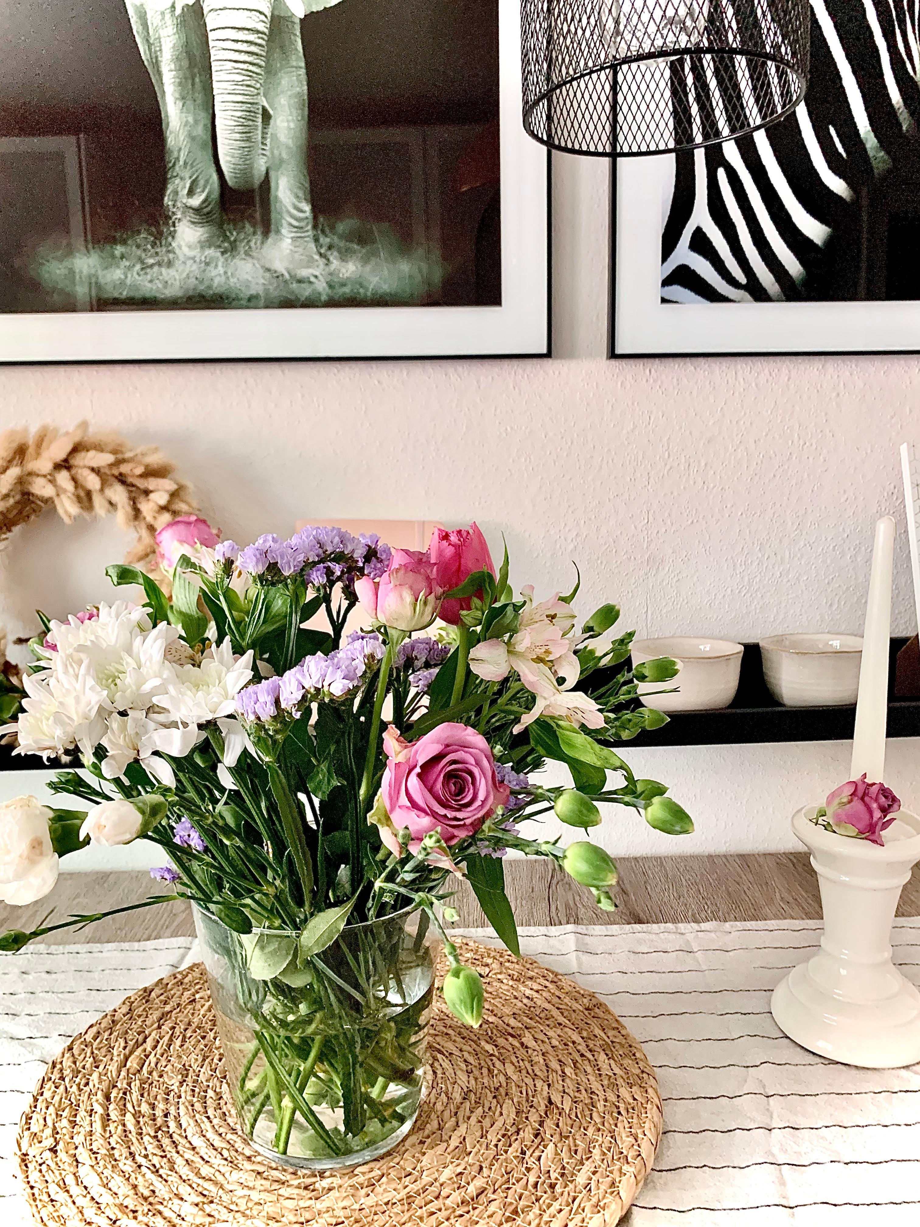 Blumenstrauß 🤍 Ich lieb‘s!

#blumen #frühling #esstischdeko #wandbild #wandboard #kerze #kranz #tischset #lampe 