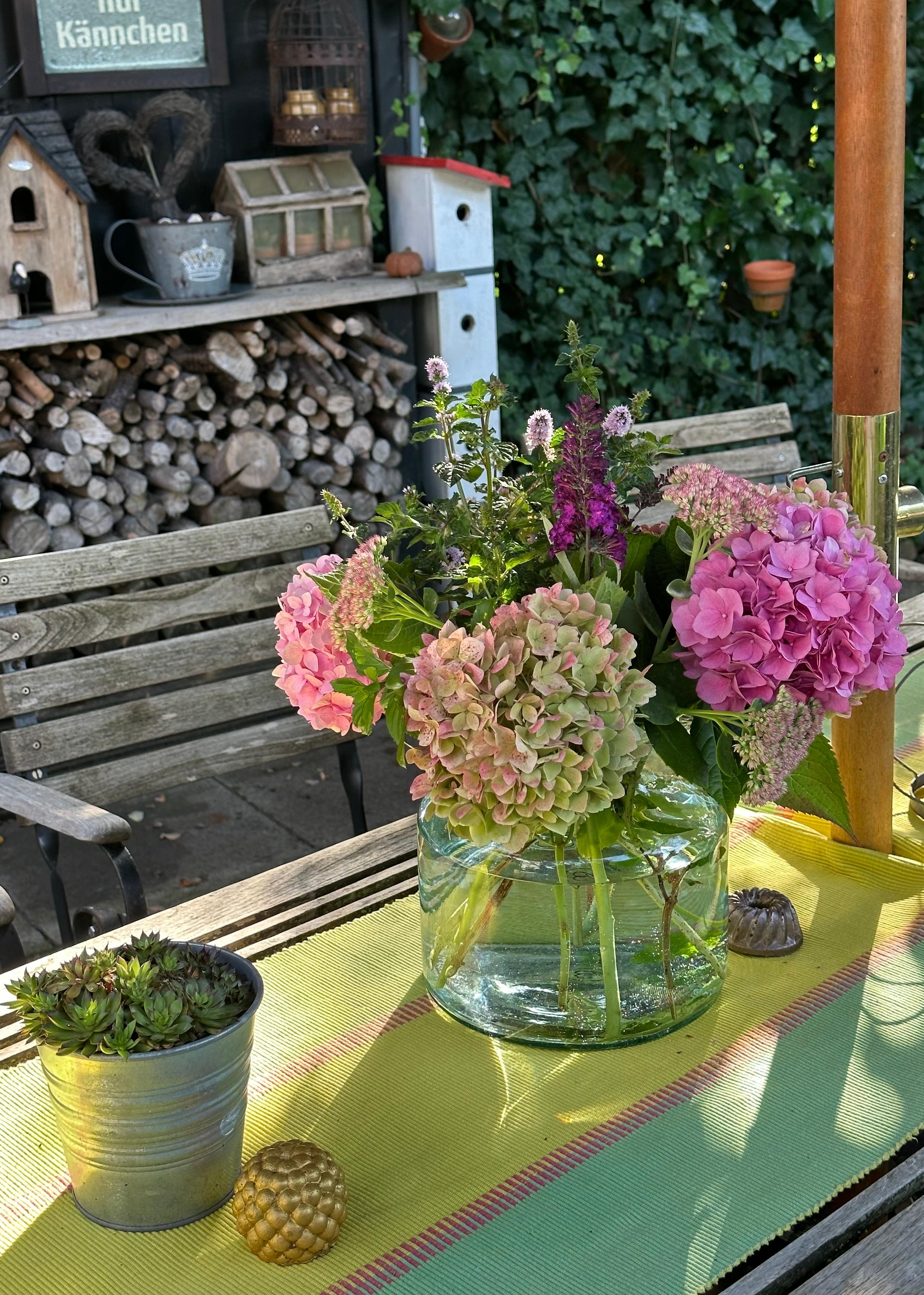 Blumenstrauß aus dem Garten von meiner Freundin bekommen🥰.
#Hortensien #Blumenstrauss #Garten #Terrasse #Sommer
