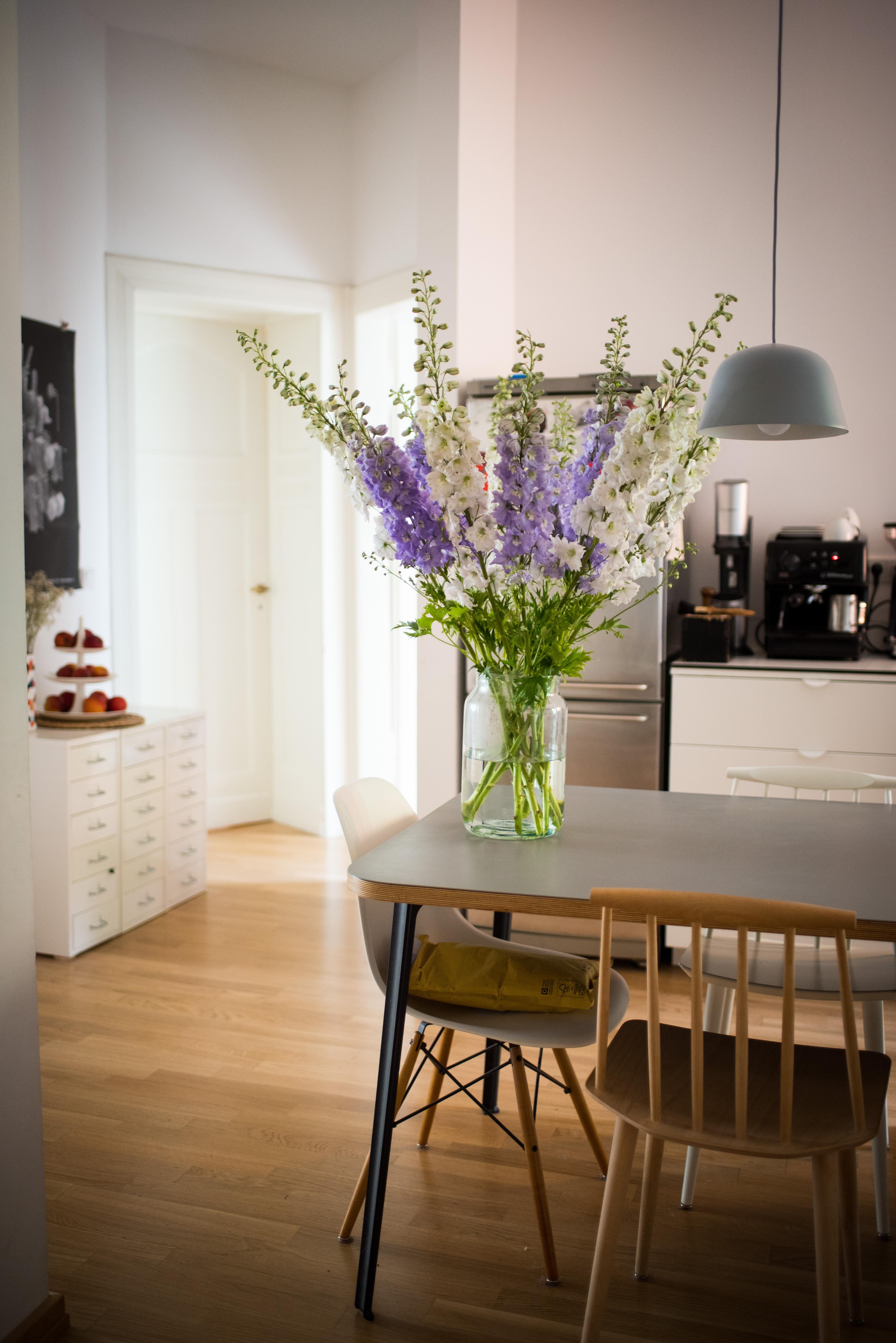Blumige Grüße aus der Küche #kitchen #wohnküche #freshflowers #flowers #kitcheninspo #interior #interiorstyle