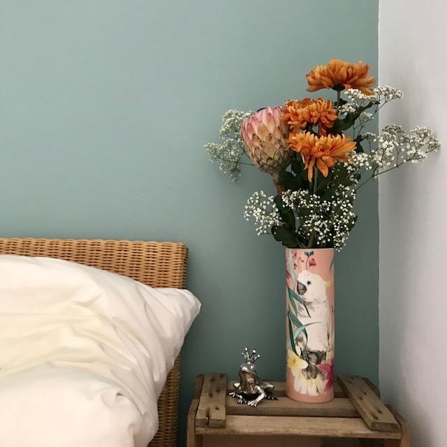 Blumige Montagsgrüße! #flowers #blumenstrauss #bedroom #details #kissthefrog #vase #colourful #herbstblumen #bett #bed