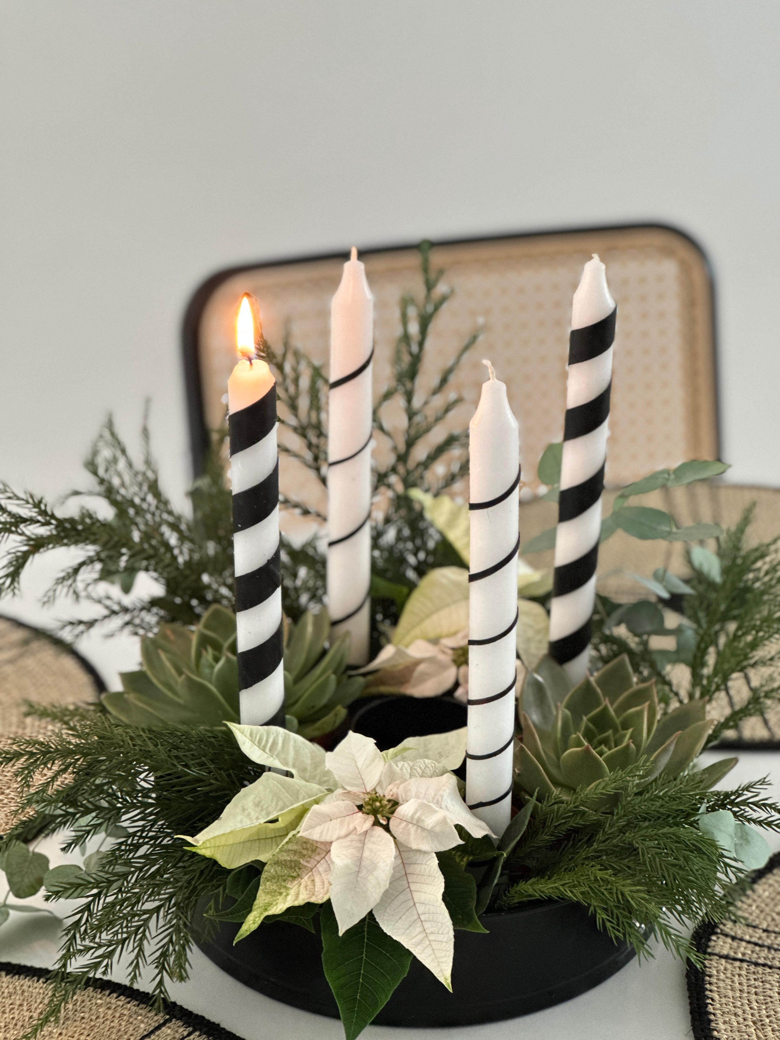 Blumiger Adventskranz in einer Backform mit DiY Streifenkerzen🖤🤍🌲🕯️✨ #upcycling #adventskranz #blumen #streifen #diy #diykerzen #adventsdeko #advent #weihnachten