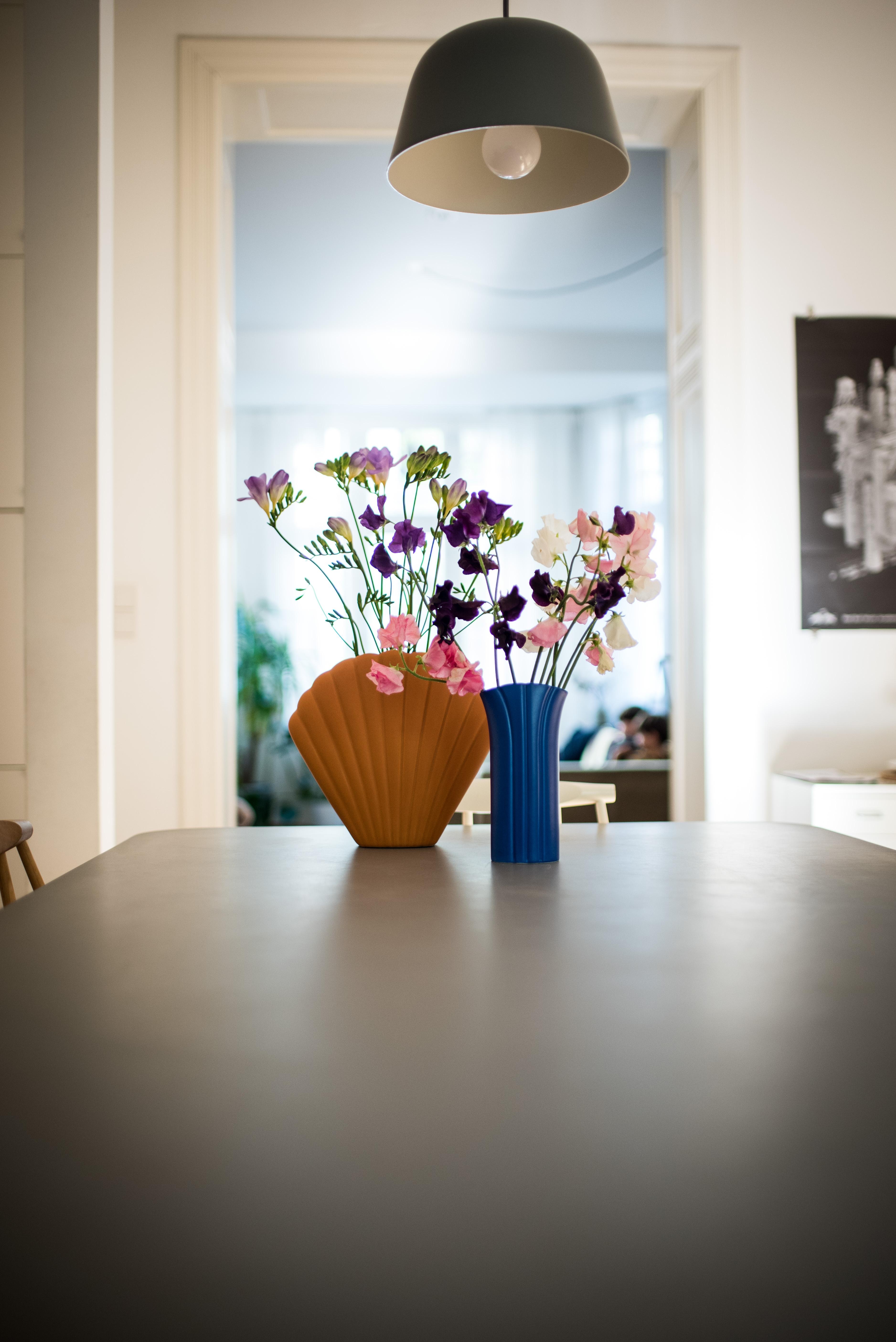 Blumiger Morgengruß in meinen neuen Lieblingsvasen #flowers #dekoration #kitchentable #decoinspo #küchentisch