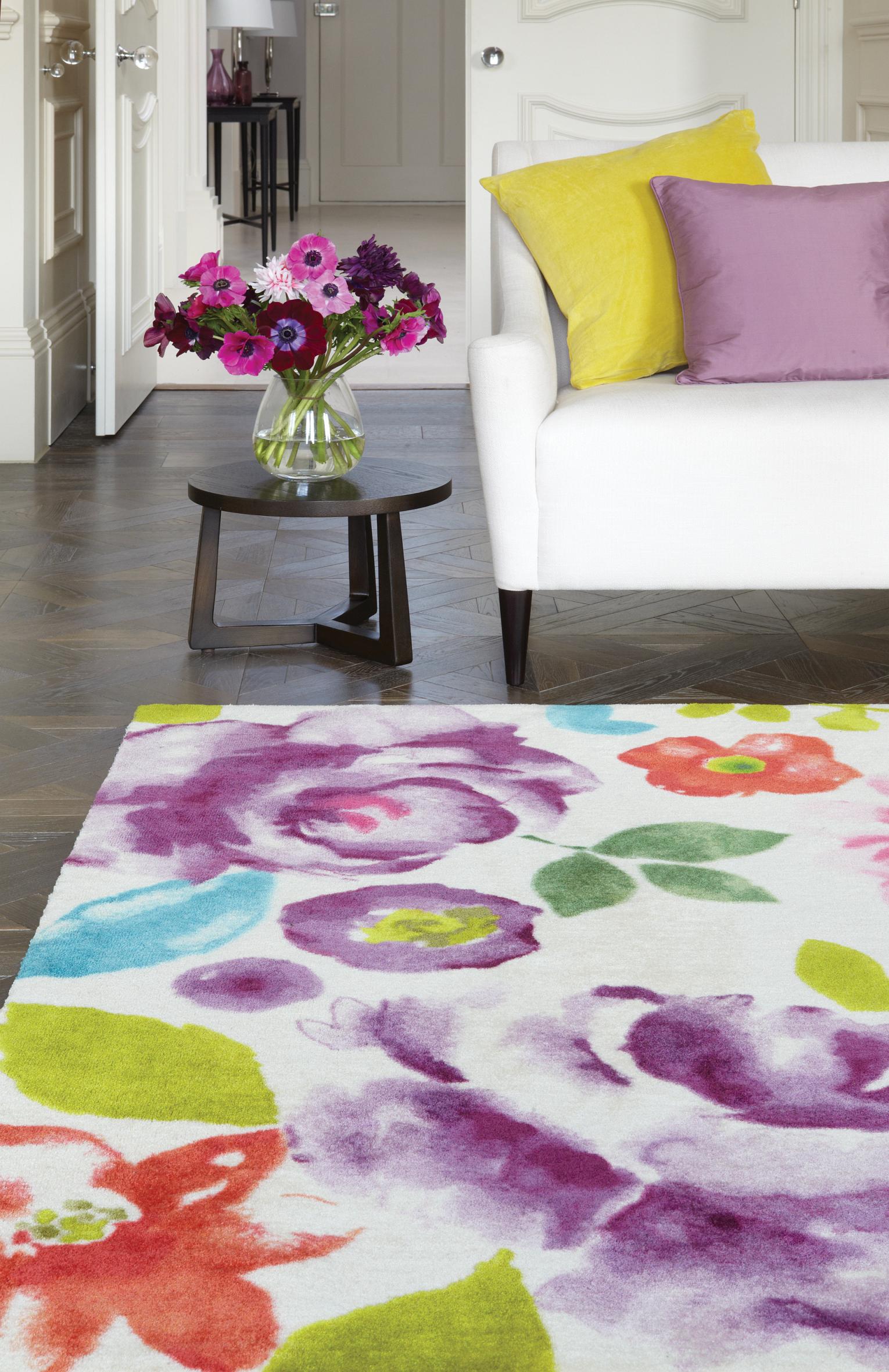 Blumiger Teppich im frischen Ambiente #wohnzimmerteppich ©KadimaDesign