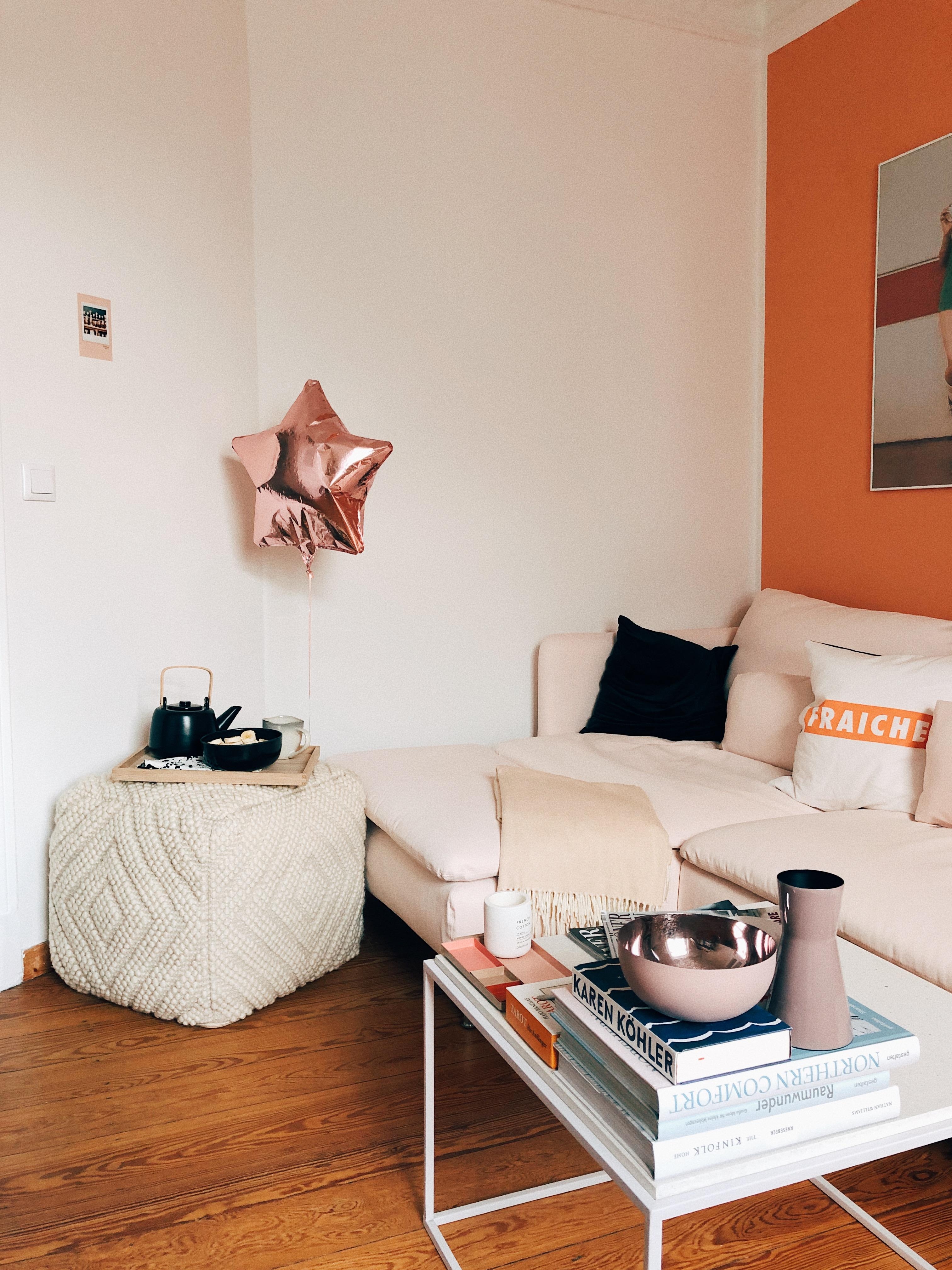 Bock auf (Tee)Party? #wohnzimmer #couchstyle #luftballon #couchtisch #dekoration #pouf #orange #rosa #wandfarbe #party