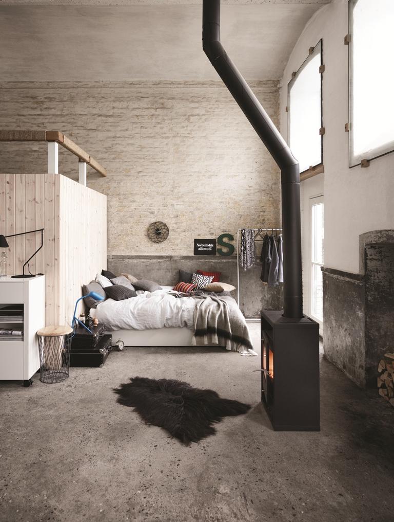 BoConcept Schlafzimmer #bett #teppich #kamin #kissen #loft #industriedesign #steinfußboden #boconcept ©BoConcept