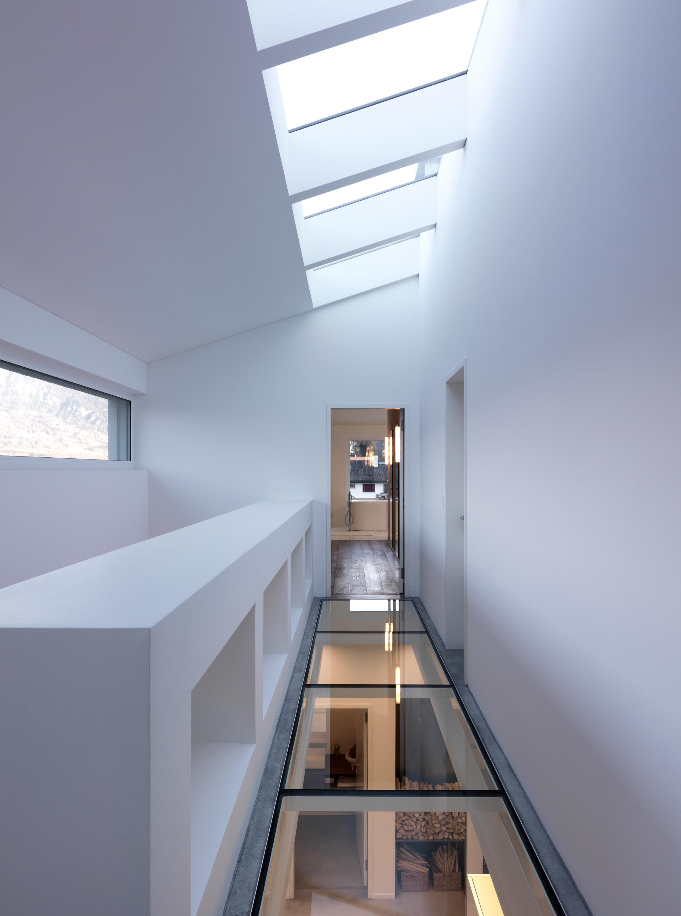 Boden aus Glas #dachschräge #oberlicht #hausgestaltung ©Leicht Küchen/Bruno Helbling