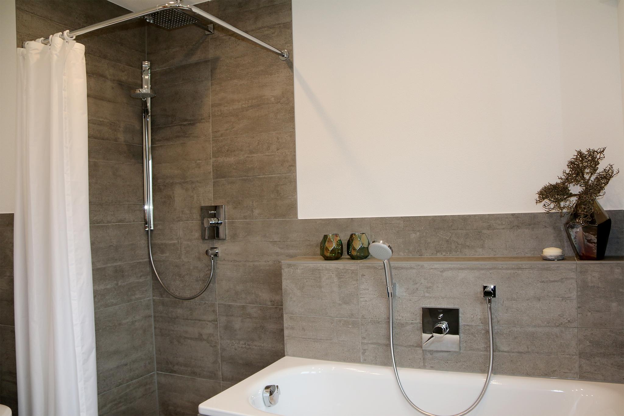 Bodenebene Dusche #badewanne #modernesbadezimmer #vormauerung ©HEIMWOHL GmbH