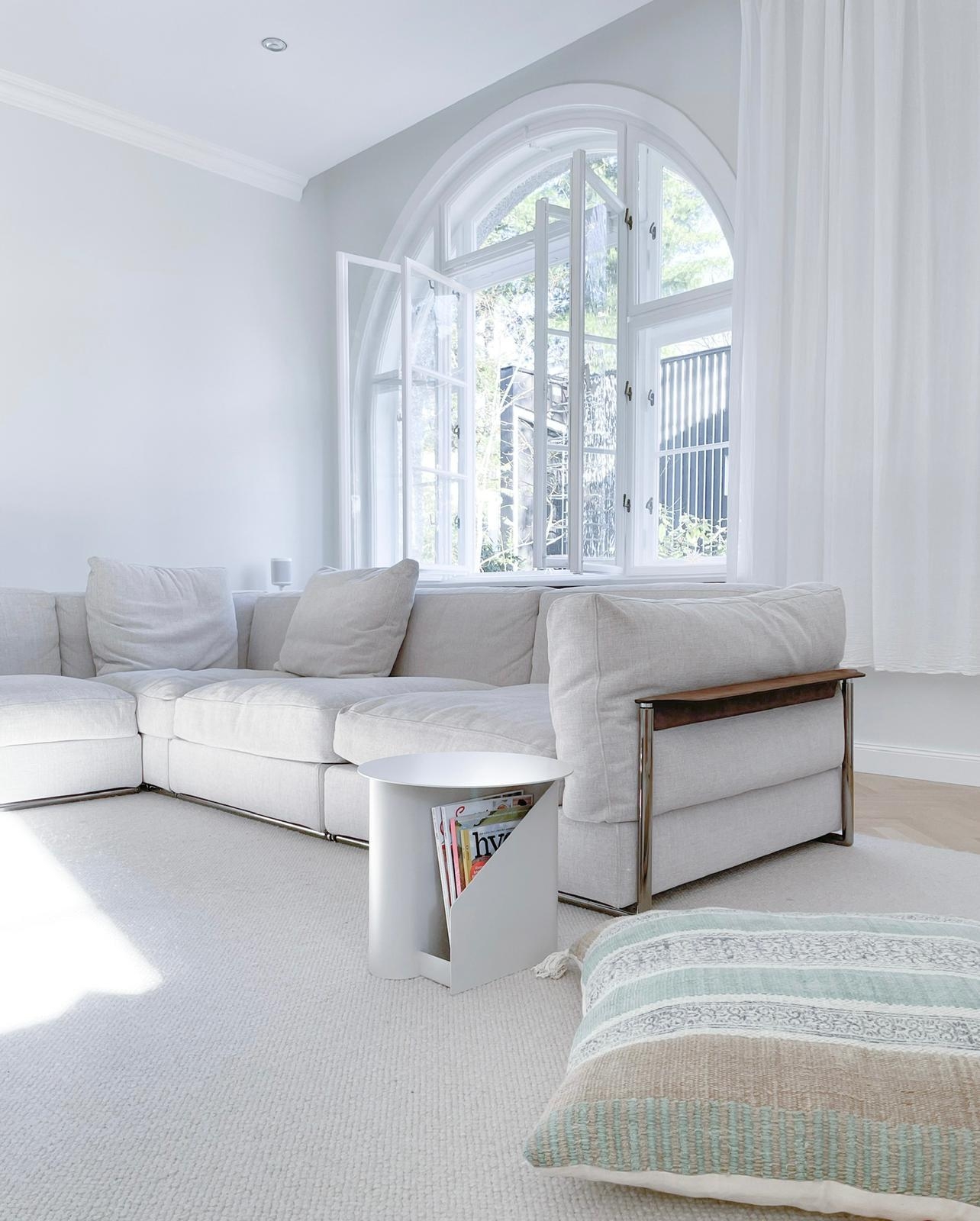 Bogenfenster + neue Couch. 
#whiteliving #beachhousefeeling #whiteliving #scandinavianstyle