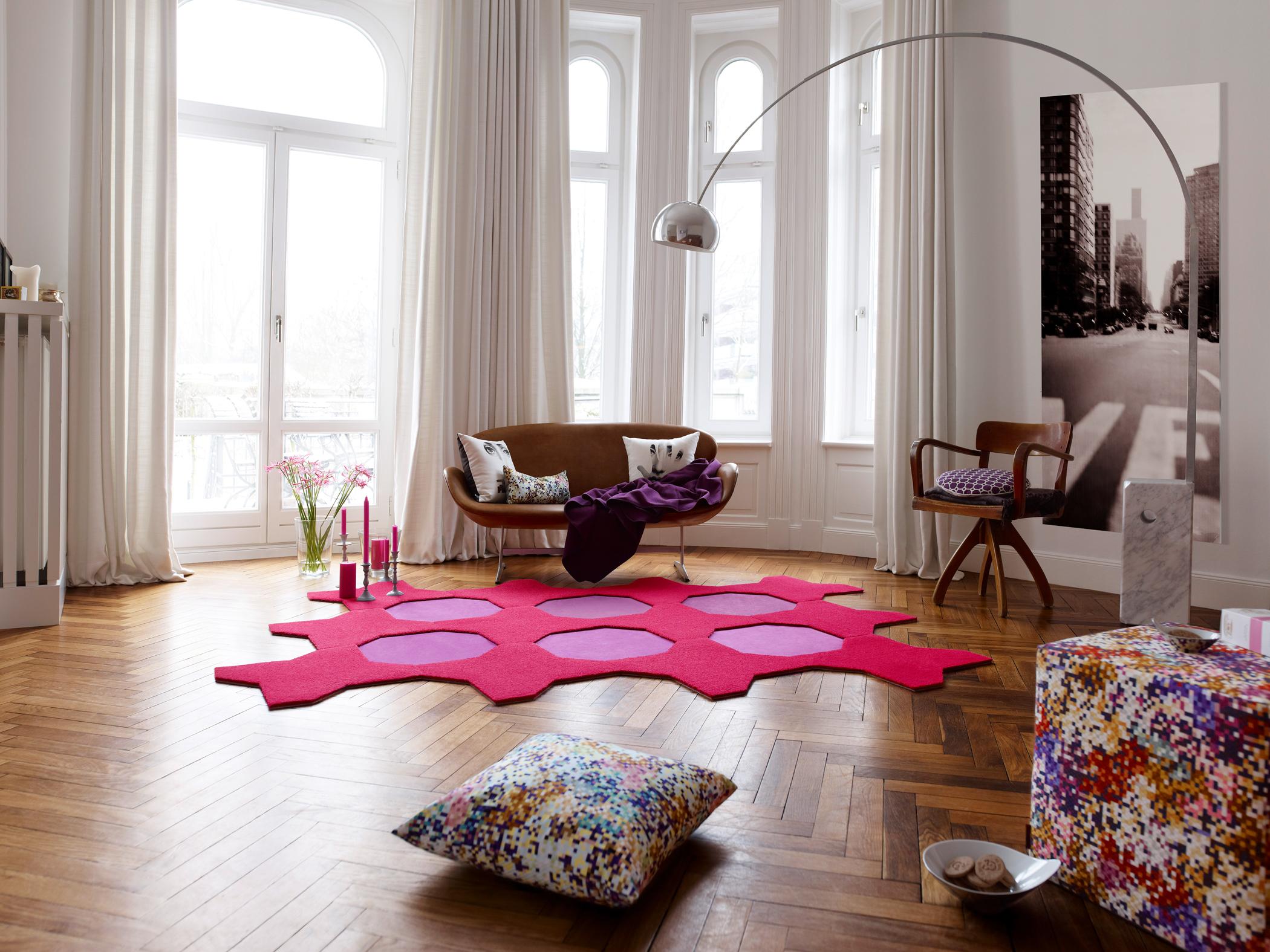 Bogenleuchte mit Retro-Feeling #teppich #sessel #pouf #vorhang #pinkfarbenerteppich #sofa #braunessofa ©Bernd Opitz für Vorwerk