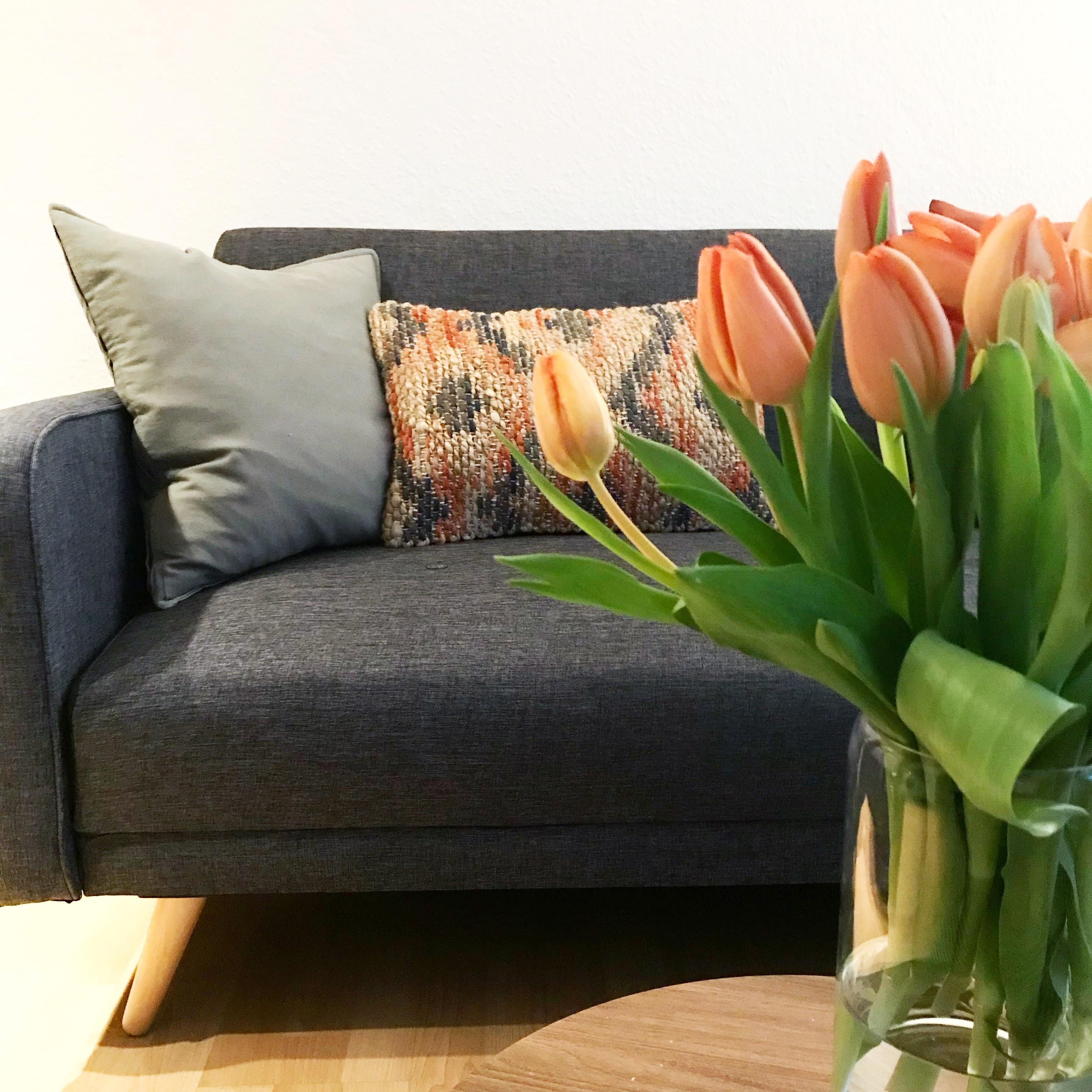 boho and bloom #tulips #onthecouch #pillowtalk