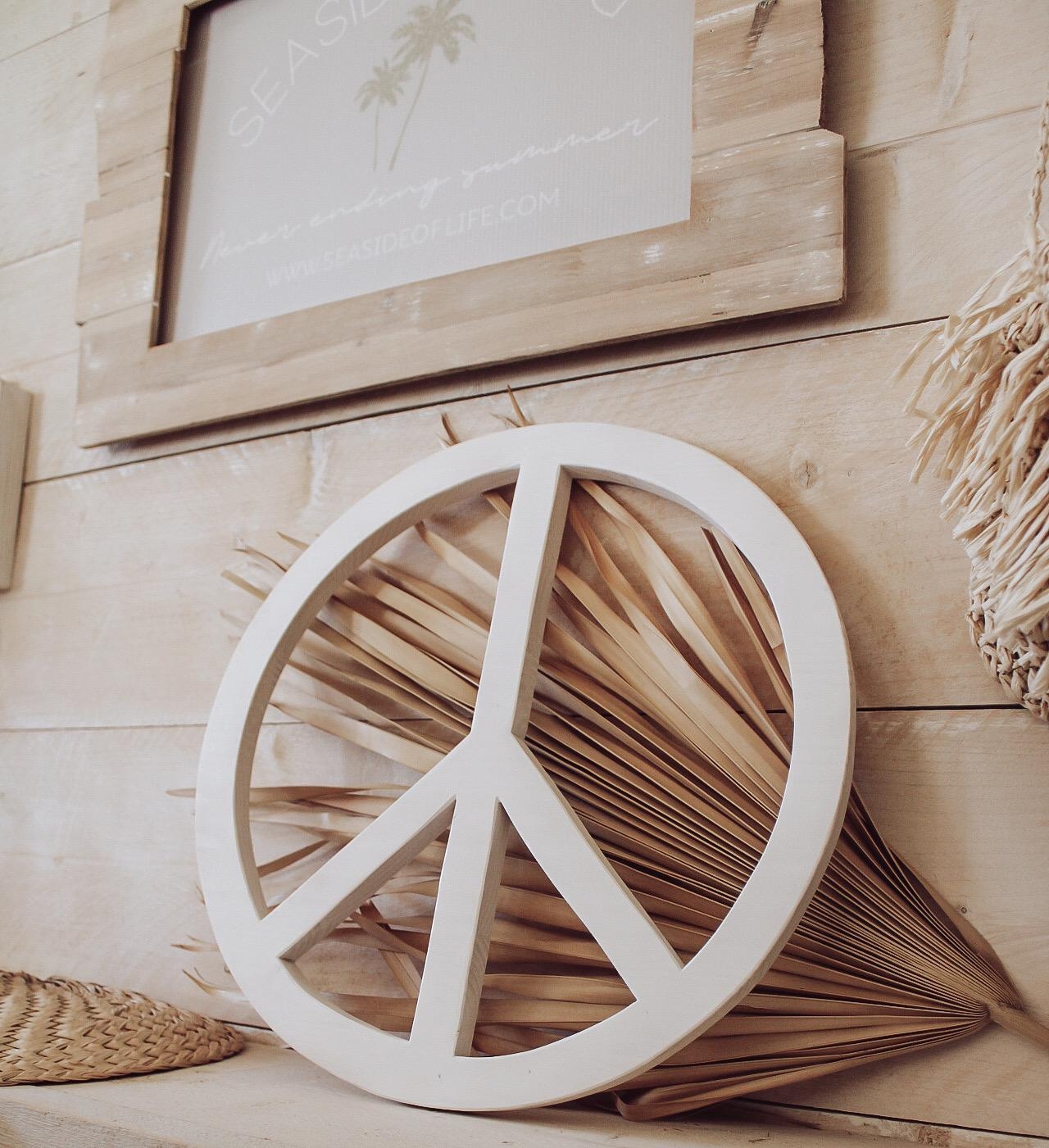 Boho summer 
Das Peacezeichen aus Holz und natürliche Deko wie Palmenblätter und Seegras-tolle Kombination! #couchstyle
